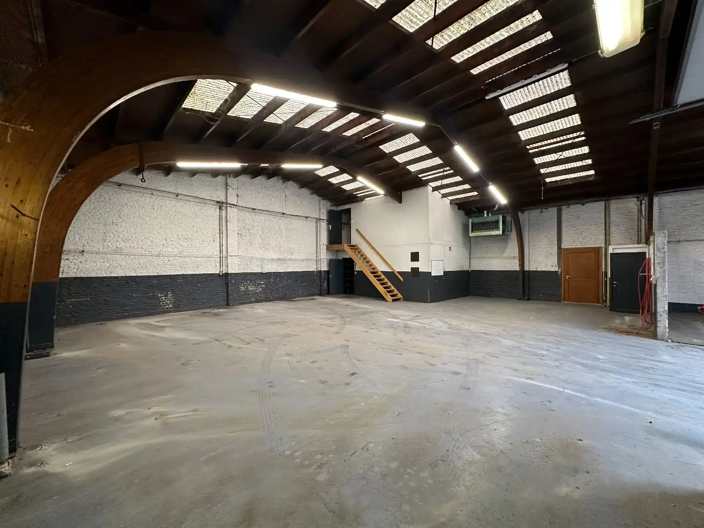 Magazijn met toonzaal te koop in centrum Heule. foto 8