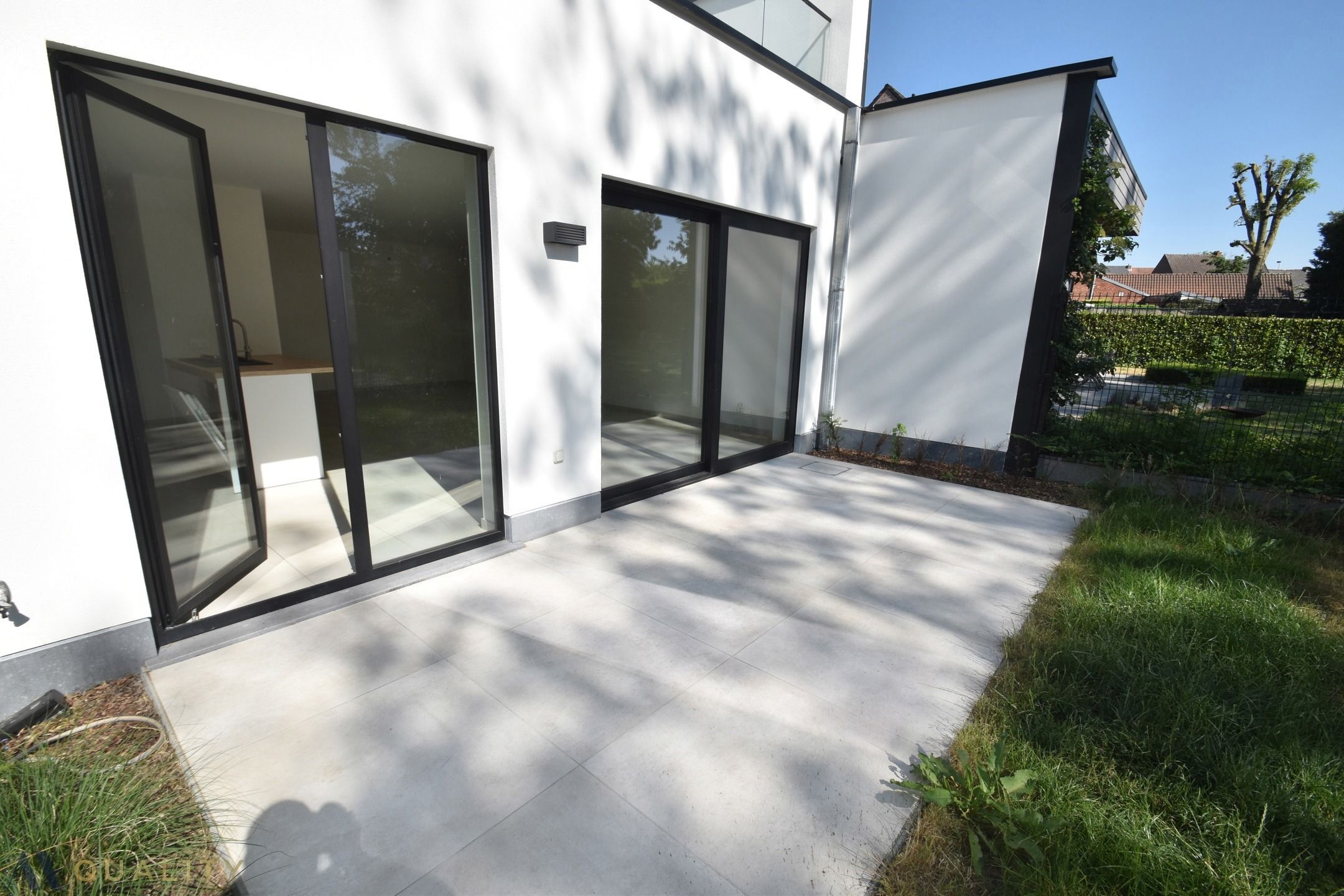 Energiezuinig recent gelijkvloers 2-slpk. appt met terr., tuin en autostaanplaats foto 17
