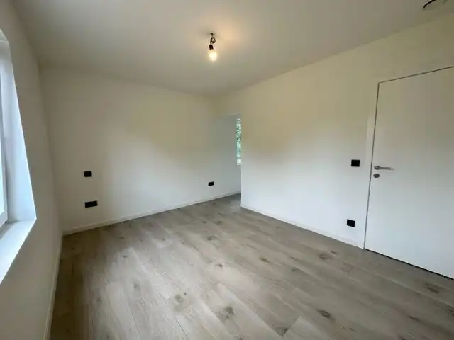 Comfortabele, hoog afgewerkte en energiezuinige nieuwbouwwoning gelegen in een rustige omgeving in Neeroeteren.  foto 14