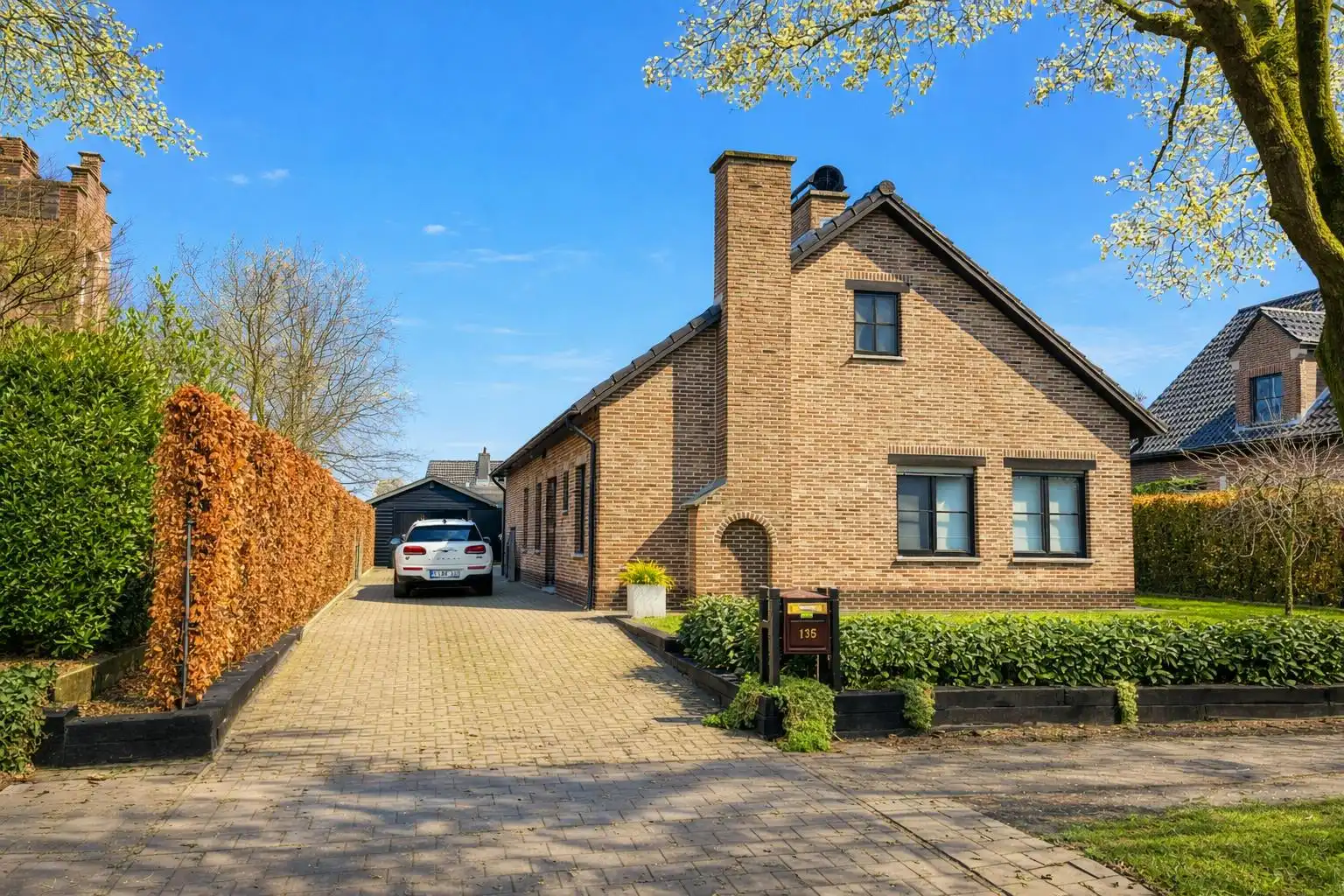 Hoofdfoto van de publicatie: Verzorgde goed gelegen bungalow met grote garage en zolder