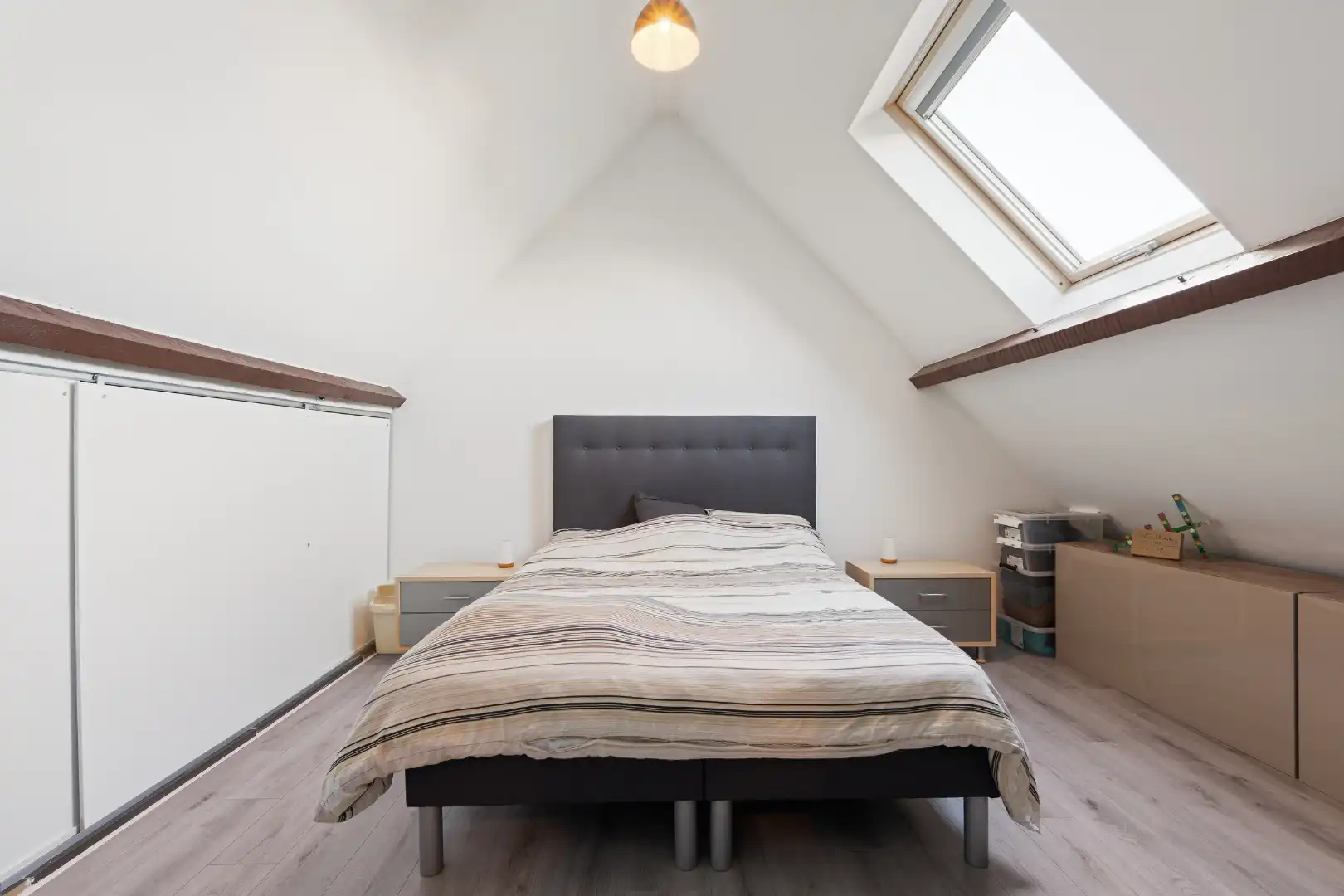 Lichtrijke bel-etage met 4 slaapkamers, garage en zonnige leefruimtes in het gegeerde Mariakerke foto 16
