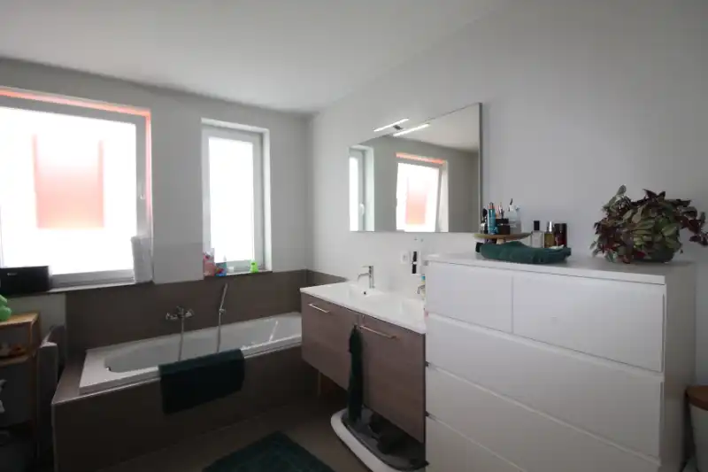 Recente halfopen woning in Heule foto 11