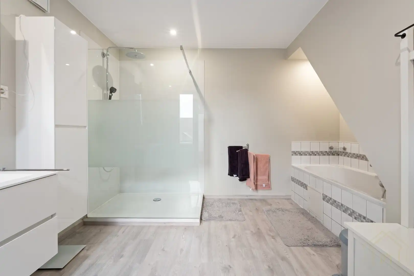 Instapklare woning met aparte werk- of praktijkruimte in het centrum van Lauwe foto 11