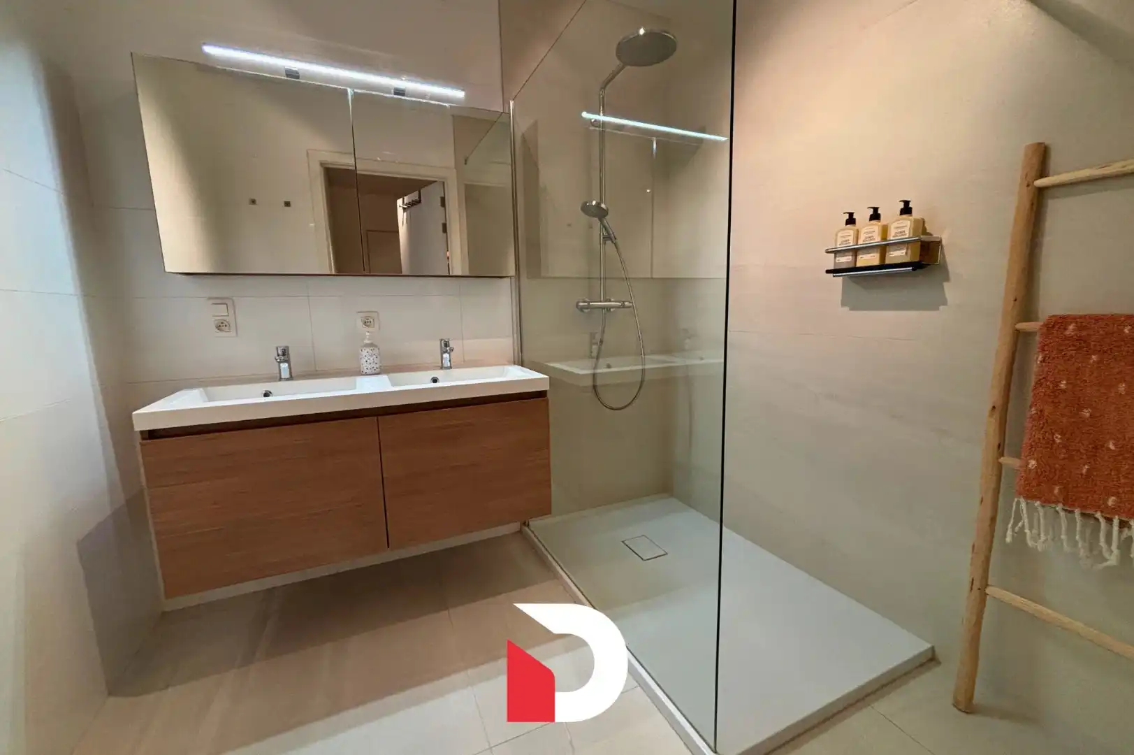 Uniek GEMEUBELD appartement met 2 slaapkamers en ruim terras foto 18