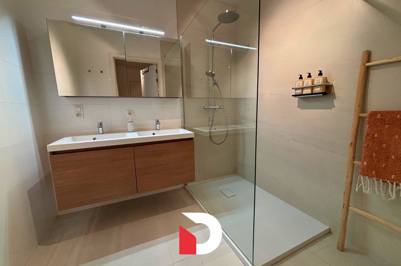 Uniek GEMEUBELD appartement met 2 slaapkamers en ruim terras foto 18