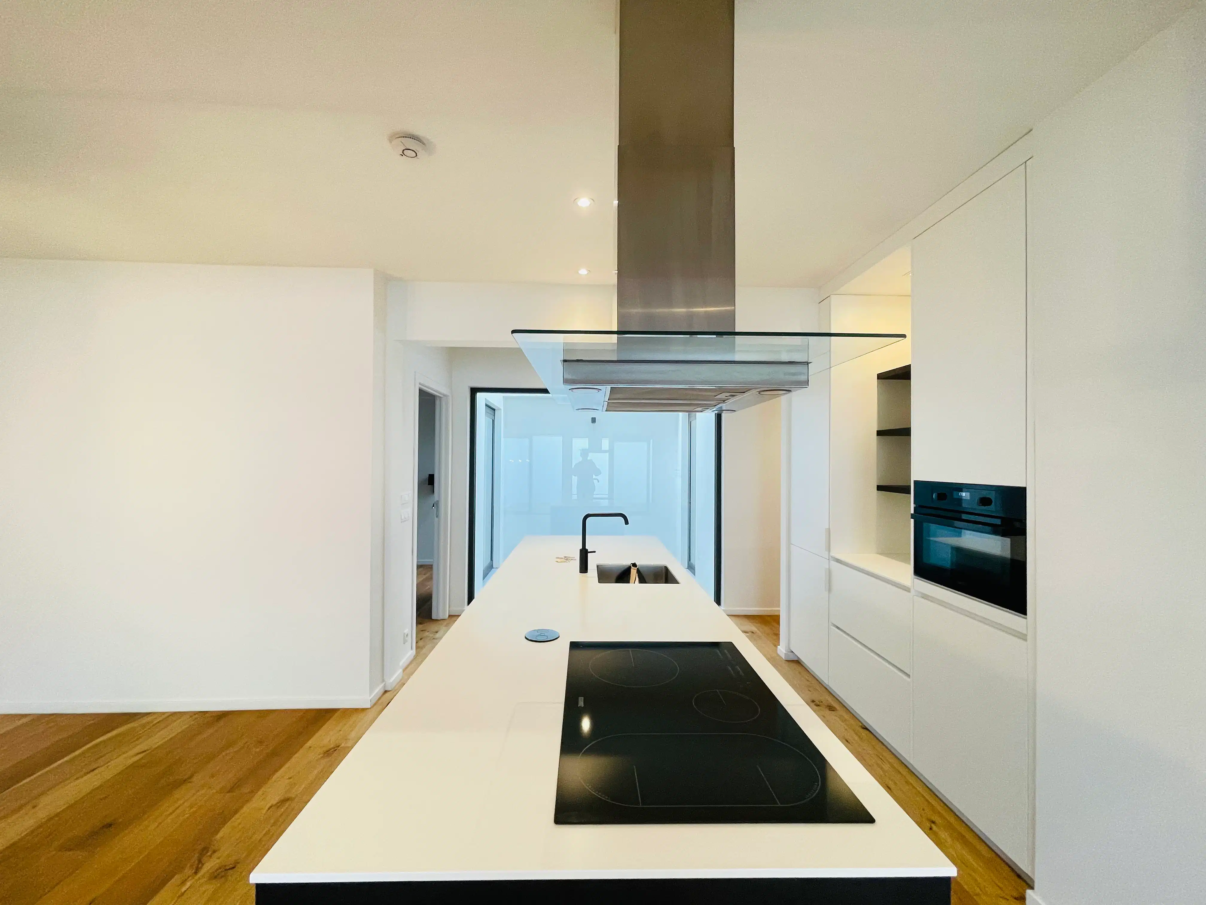 Stijlvol en recent appartement met tuin en patio foto {{pictureIndex}}