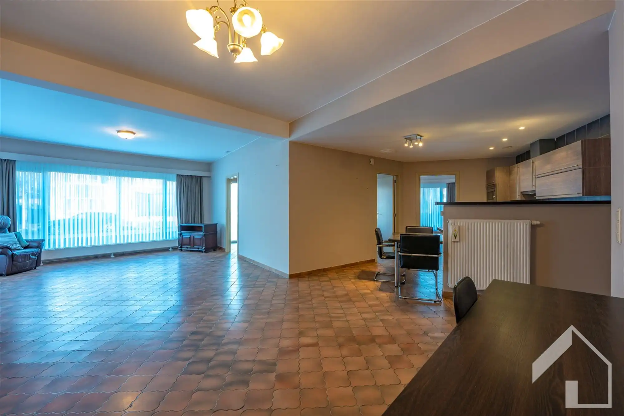 Ruim gelijkvloers appartement met garage en oprit foto 7