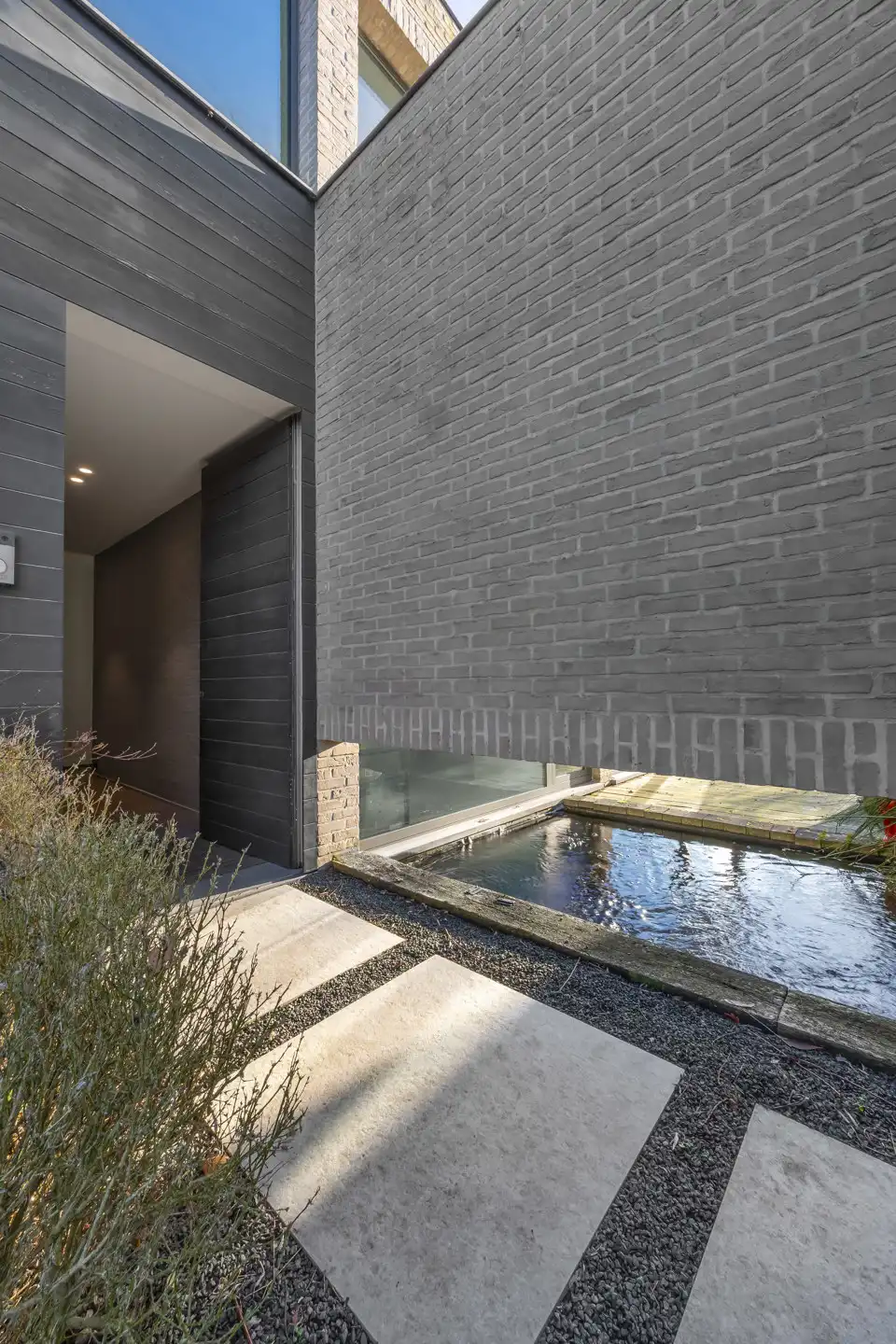 Luxueuze moderne villa met zwemvijver en prachtig poolhouse foto 3