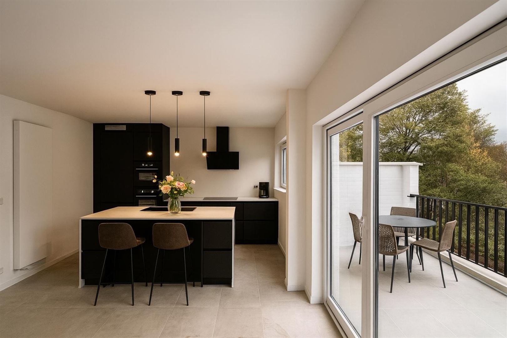 Ruime, stijlvol gerenoveerde woning met garage en oprit foto 6