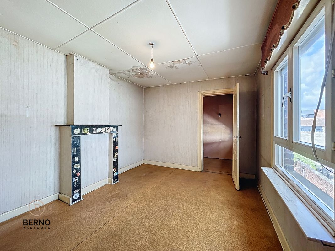 Te renoveren, ruime rijwoning met tuin en garageboxen foto 17