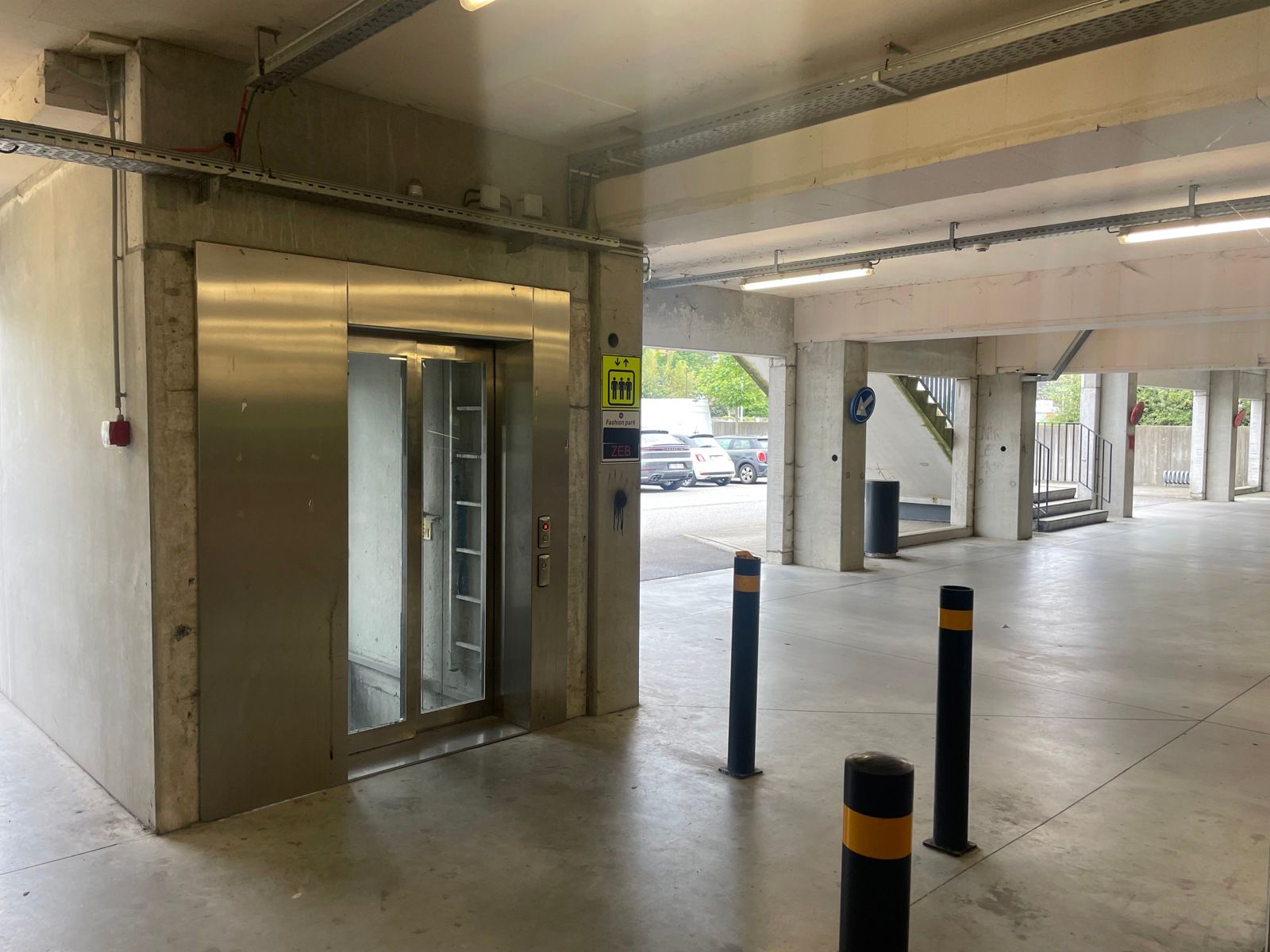 Te huur: winkelruimtes van ca. 800 en 650 m²  foto 2