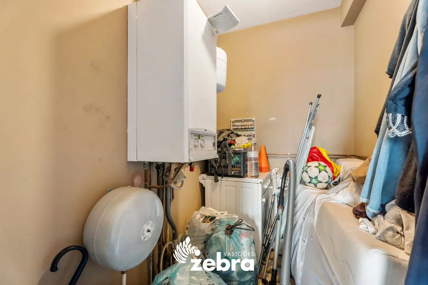 Licht op te frissen appartement op een centrale ligging te Roeselare! foto 7