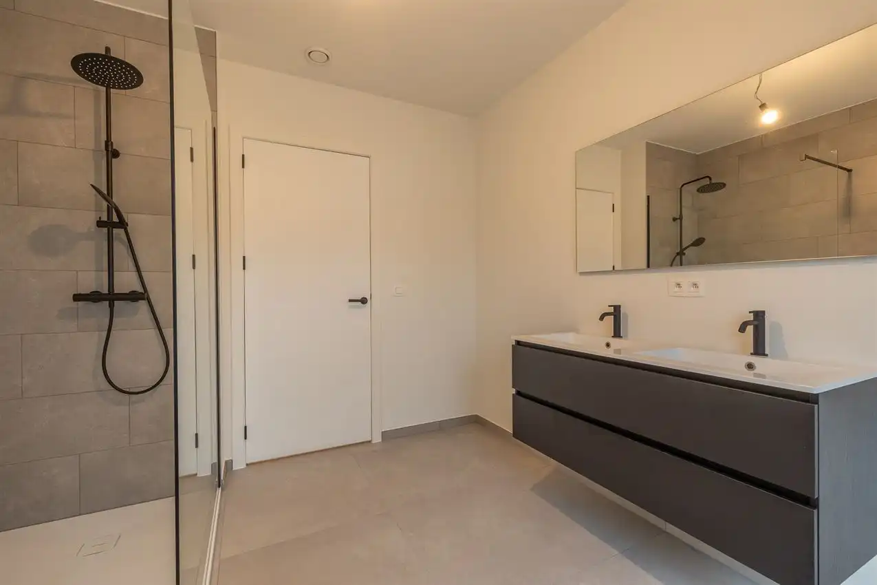 Instapklare nieuwbouwwoning op ruim perceel met 3 slk foto 23