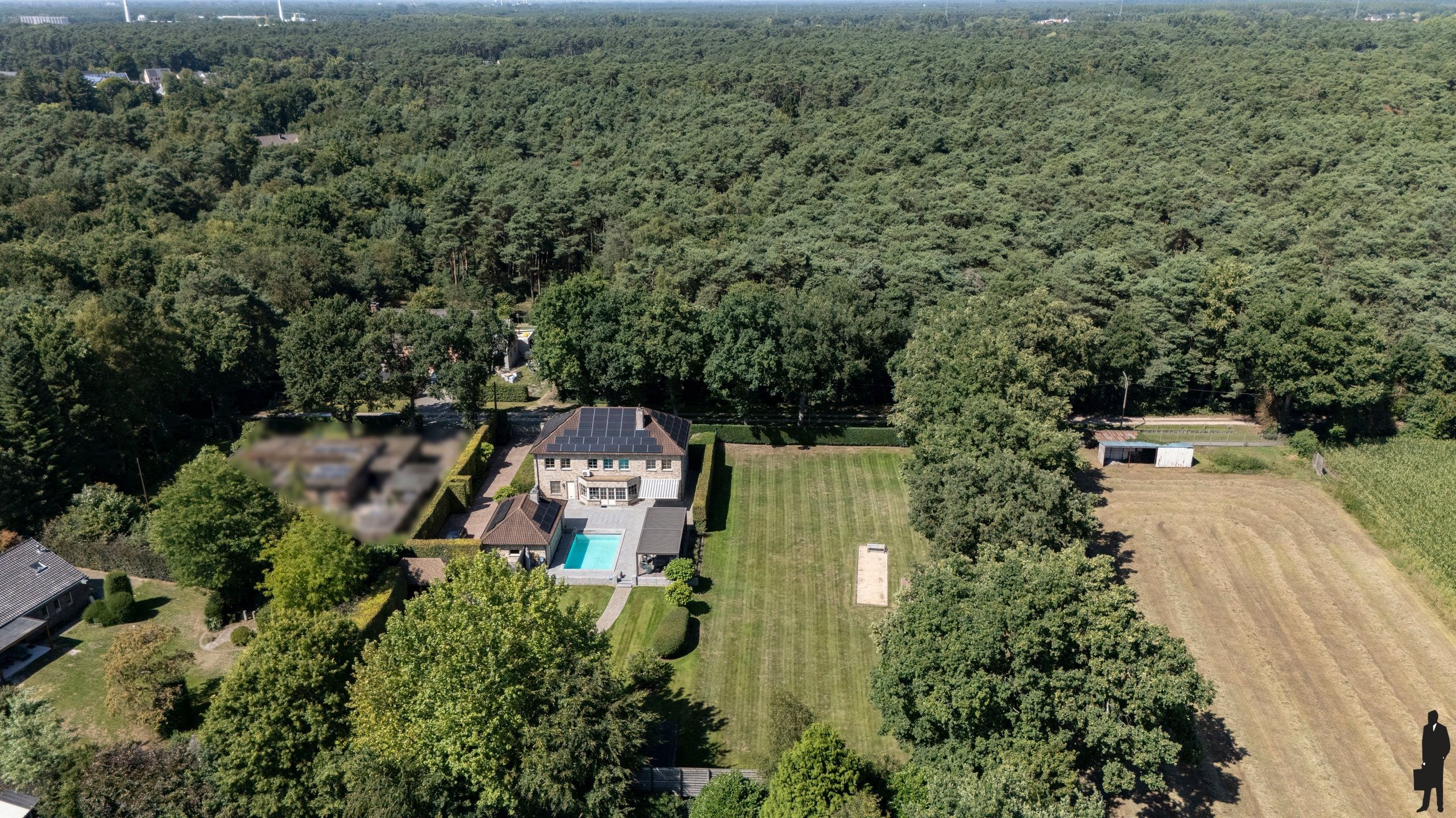 Uitzonderlijk gelegen, recente villa op domein van ca. 2ha  foto 2