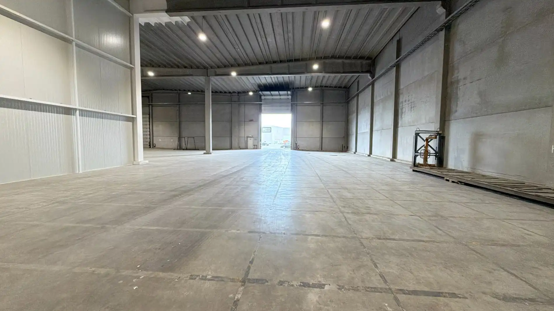 Magazijn met laadkade en nieuwbouw kantoren te huur in haven van Antwerpen foto 5