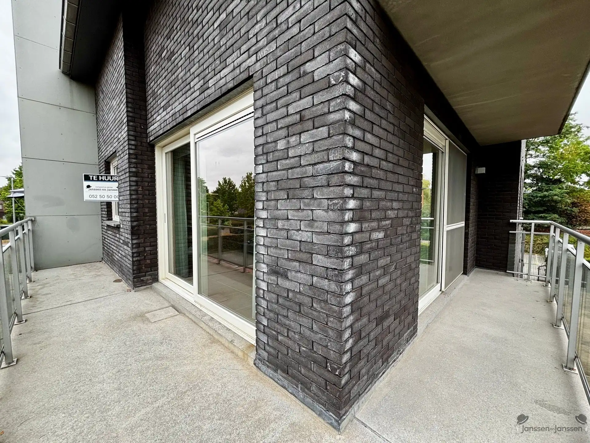Hoekappartement met 2 slaapkamers & garage foto 2