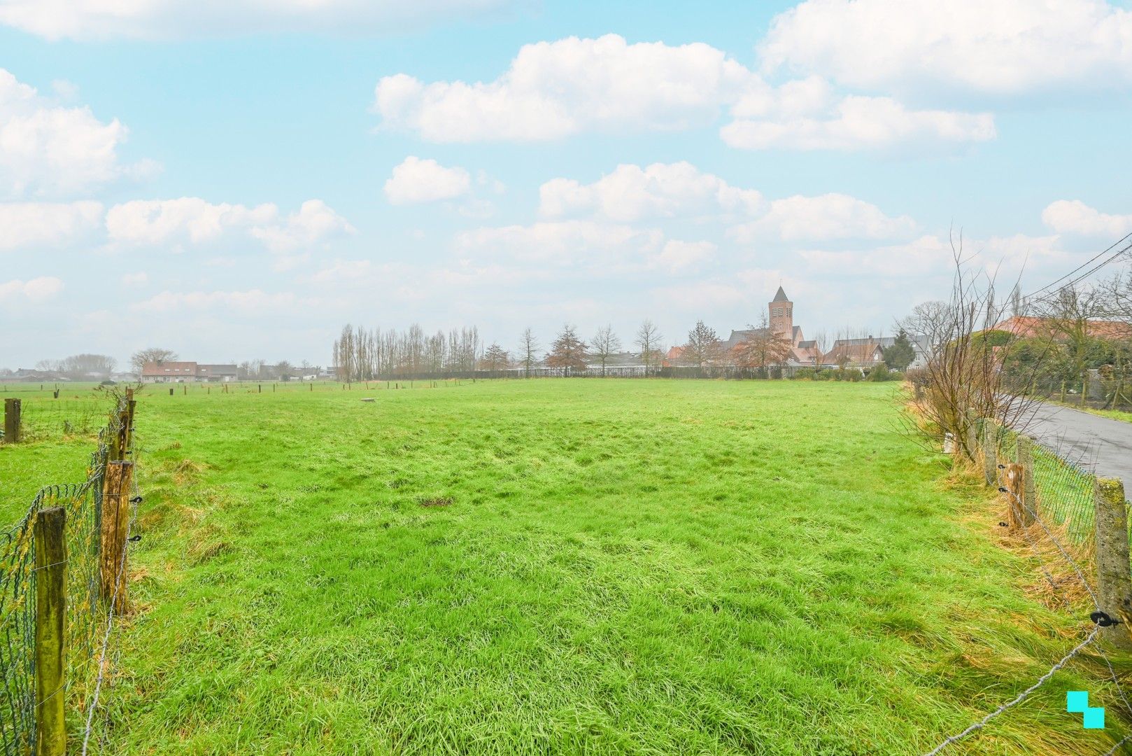 Landelijk gelegen woning met diverse loodsen foto 5