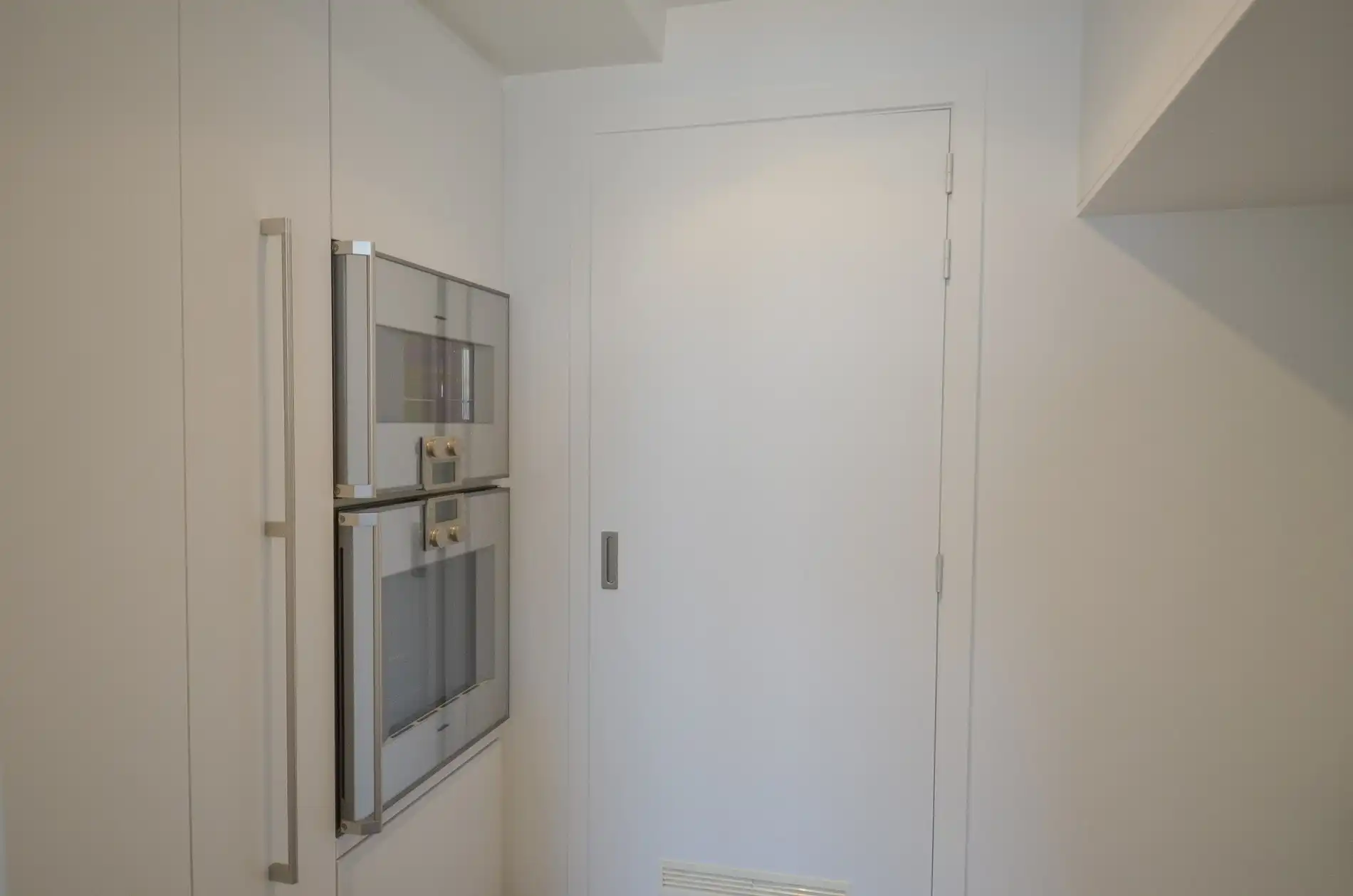 Exclusief – Stijlvol volledig gerenoveerd appartement met frontaal zeezicht. foto 14