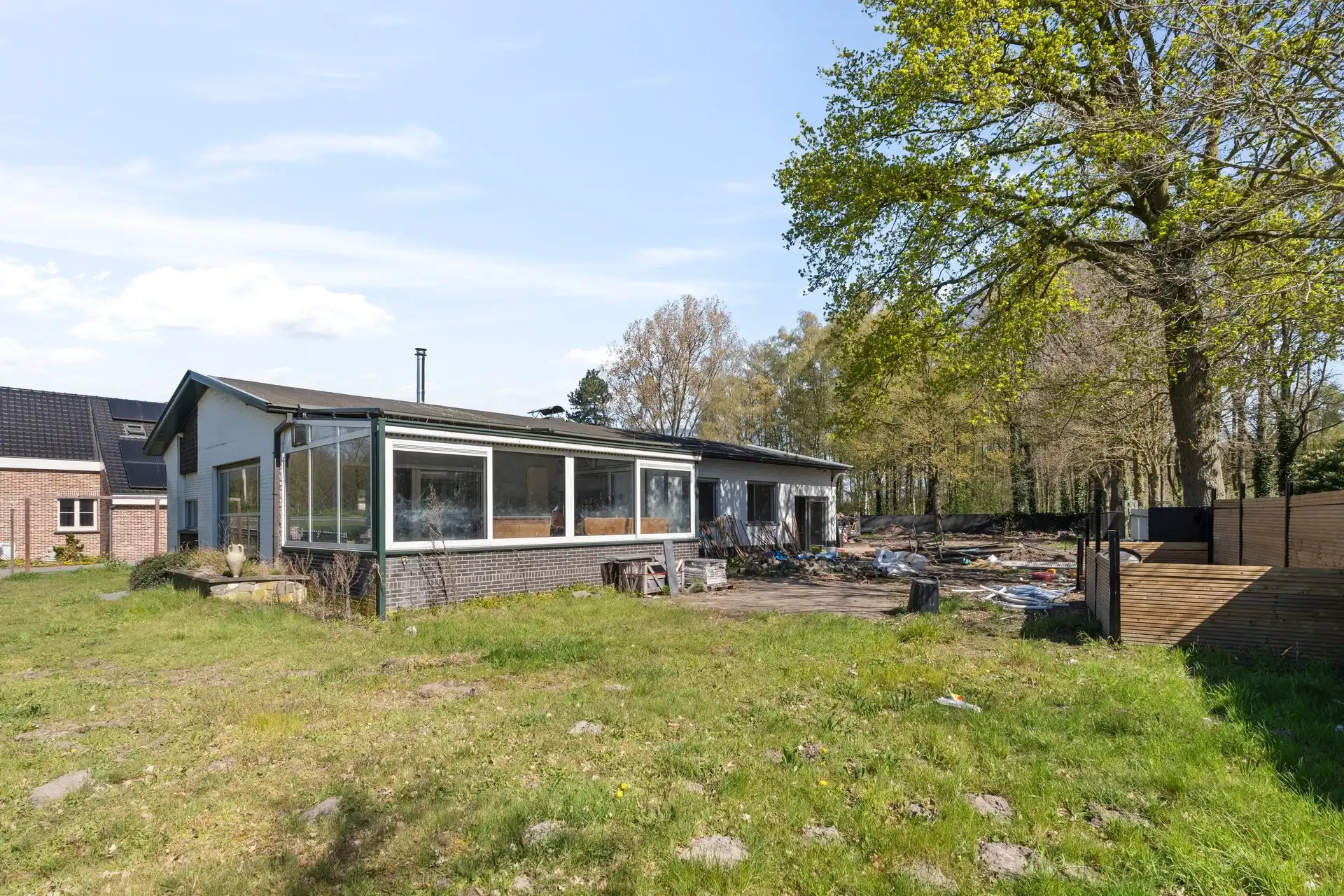 Volledig te renoveren bungalow op een ruim perceel te Moerbeke foto 3