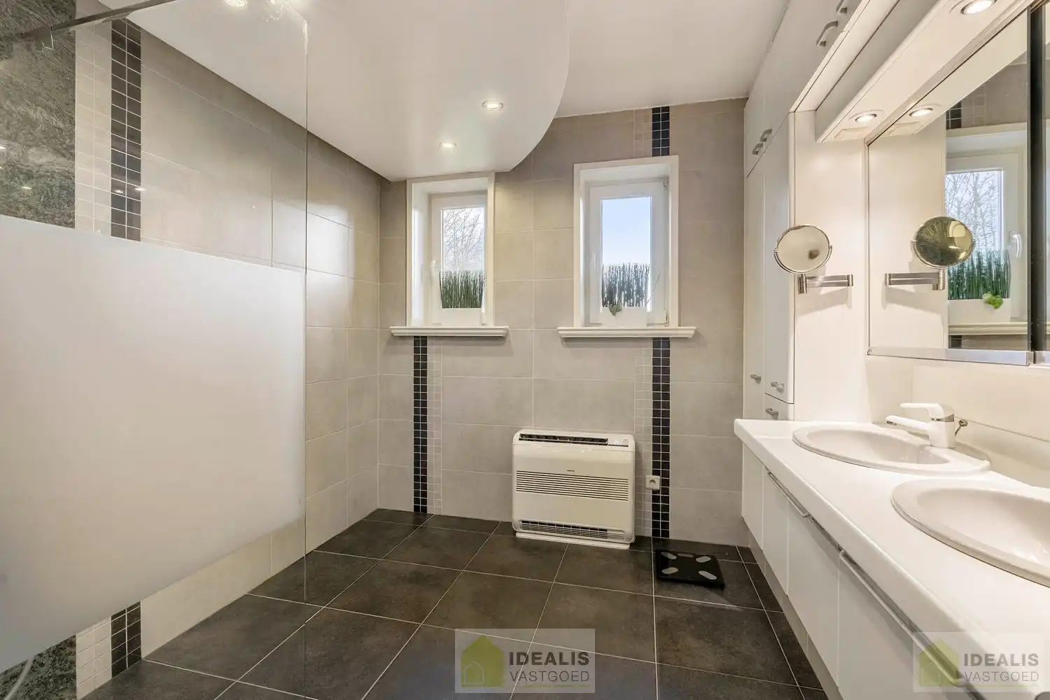 IDEALIS VASTGOED – ROYALE, INSTAPKLARE EN ZEER GOED ONDERHOUDEN GEZINSWONING OP EEN RUIM EN RUSTIG PERCEEL VAN 44A 33CA MET 5 KNAPPE SLAAPKAMERS, HEERLIJKE VERANDA, VRIJSTAANDE GARAGE EN 32 ZONNEPANELEN MÉT CERTIFICATEN ÉN ZONNEBOILER - De woning omvat maar liefst +- 265m² bewoonbare oppervlakte met ruime woonkamer, uitgeruste keuken, 5 slaapkamers, badkamer, vrijstaande garage én 32 zonnepanelen. De woning is rustig gelegen op een perceel met een opp. van 44a 33ca. foto 23