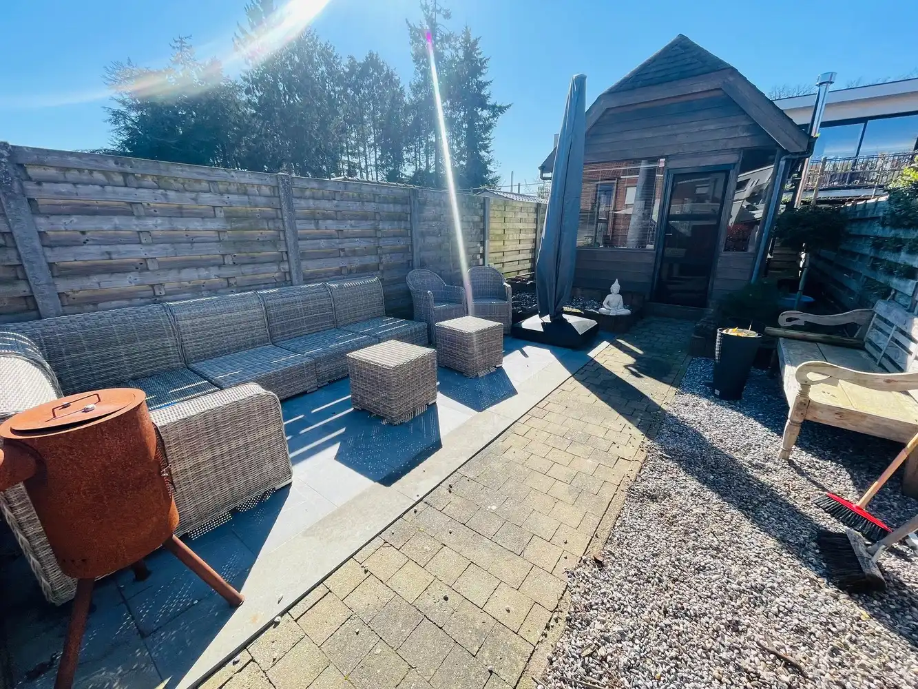 Sint-Andries,Uiterst verzorgd INSTAPKLAAR ENERGIEZUINIG woonhuis ( reno 2019) met grote, zonnige ZUIDWESTgerichte aangelegde terrastuin en prachtig ingericht HUISJE achteraan in de tuin, foto 2