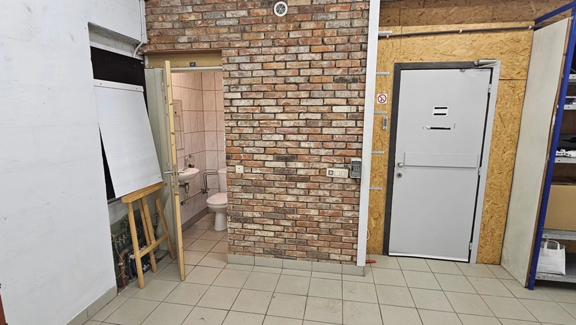 Modern handels gelijkvloers, met uitbreidingsmogelijkheden en ruim magazijn, gelegen net buiten de grote ring van Hasselt.  (Meer info via www.immoland.be)

- Dit handels gelijkvloers werd enkele jar foto 22