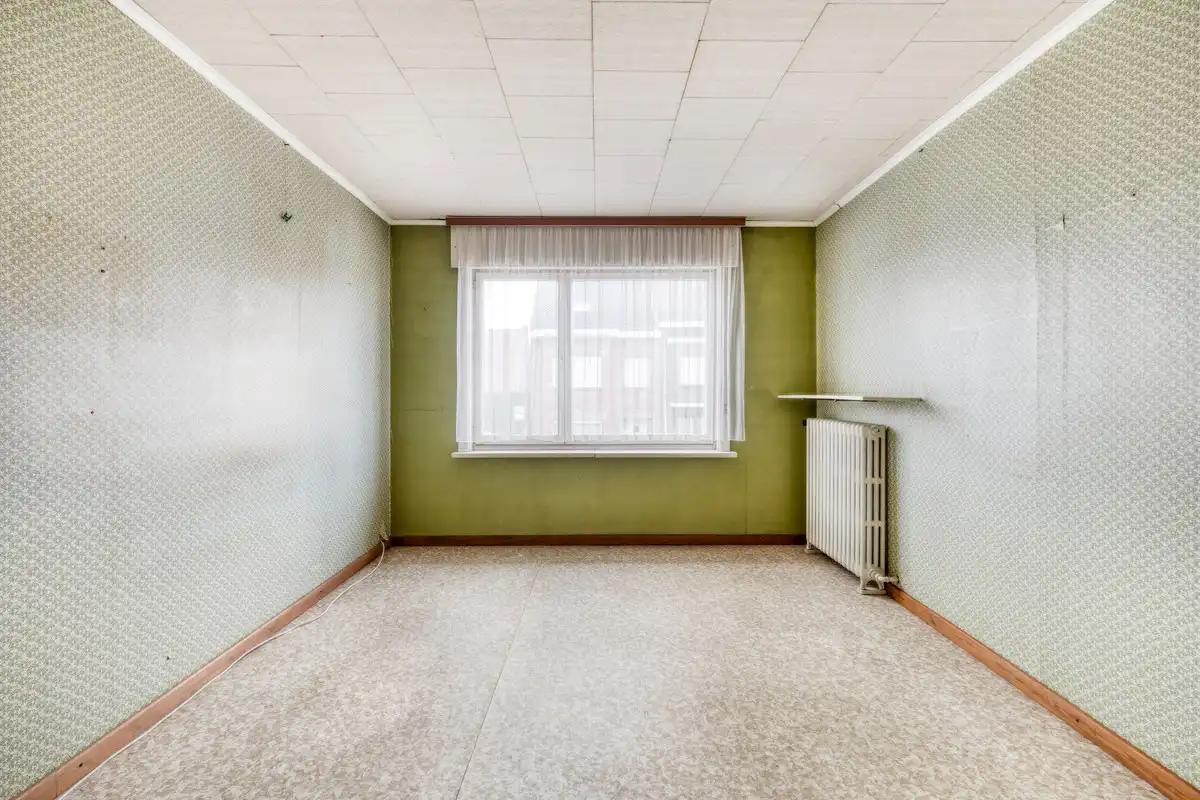 Te renoveren woning met 4 slaapkamers en garage! foto 10