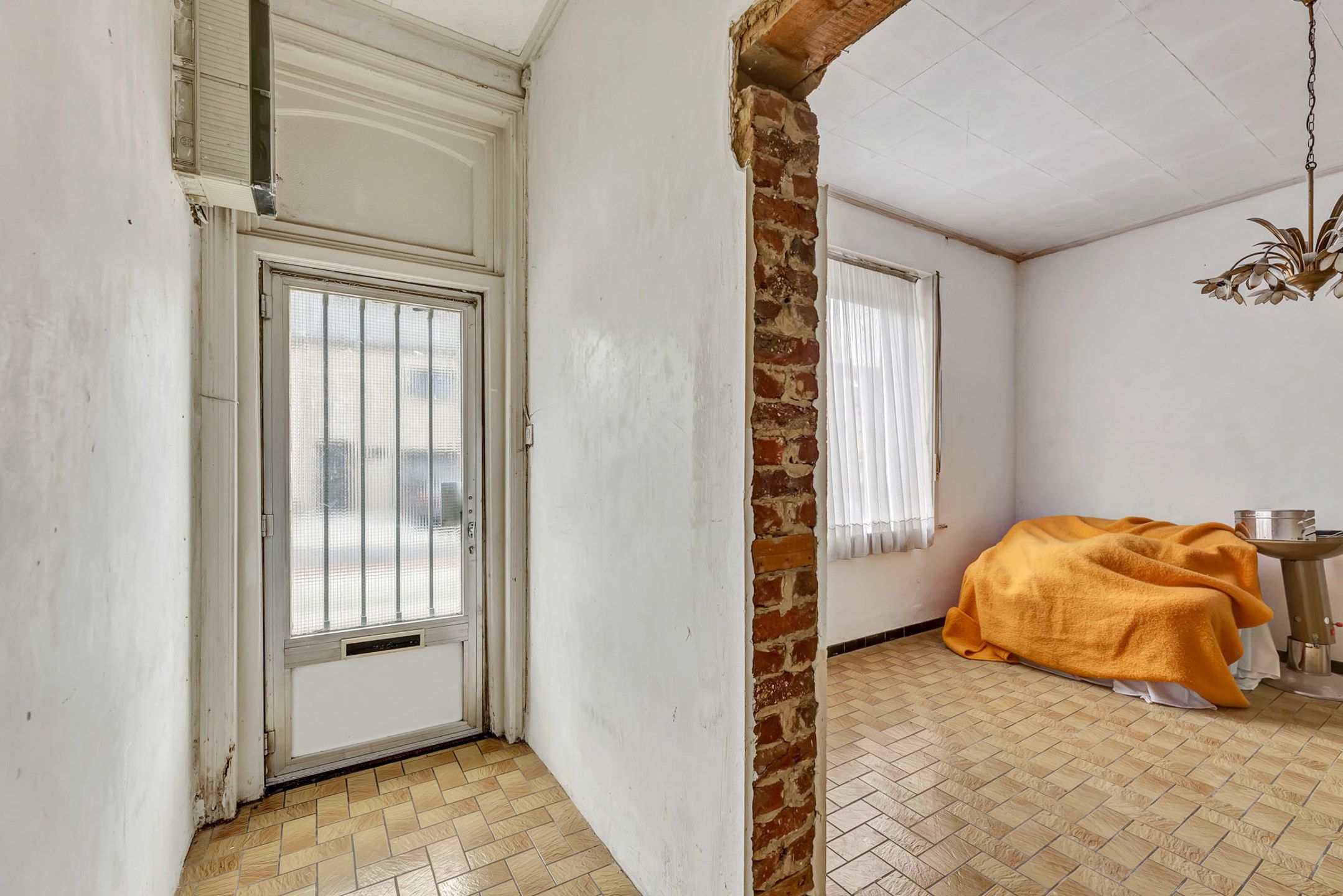 Te renoveren woning met garage en tuin foto 4