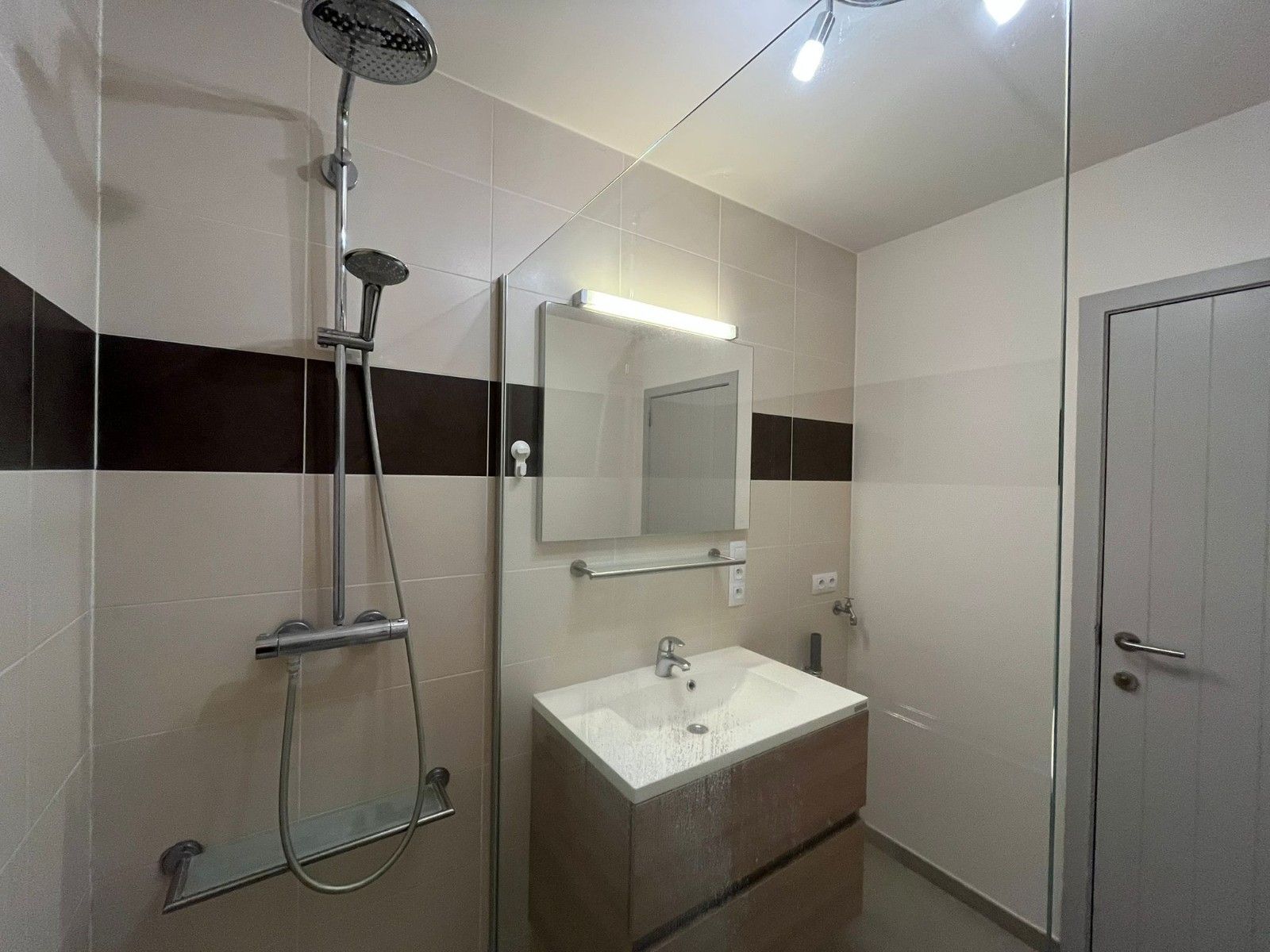 Te koop - 2 slaapkamersappartment met dubbele garage foto 9
