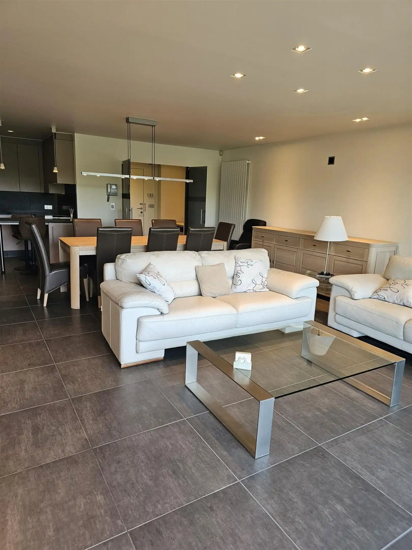 Luxueus afgewerkt, gemeubeld twee slaapkamer appartement met terras en garage. foto 2