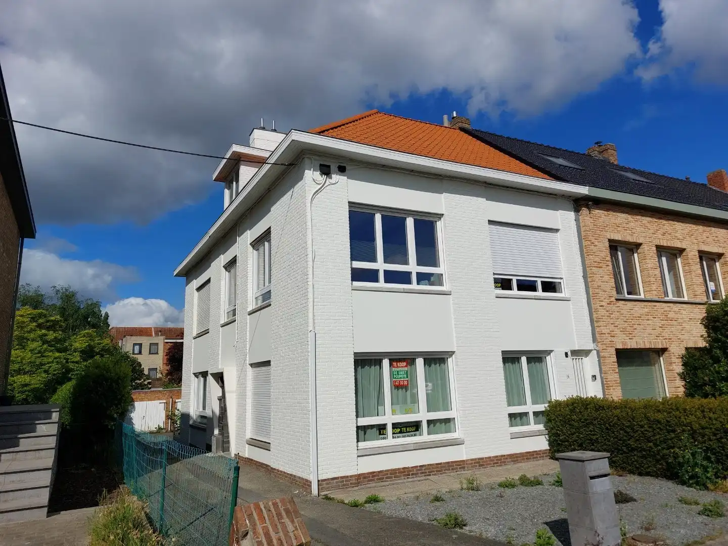 Halfopen woning met  5 slaapkamers en 2 garages  foto {{pictureIndex}}