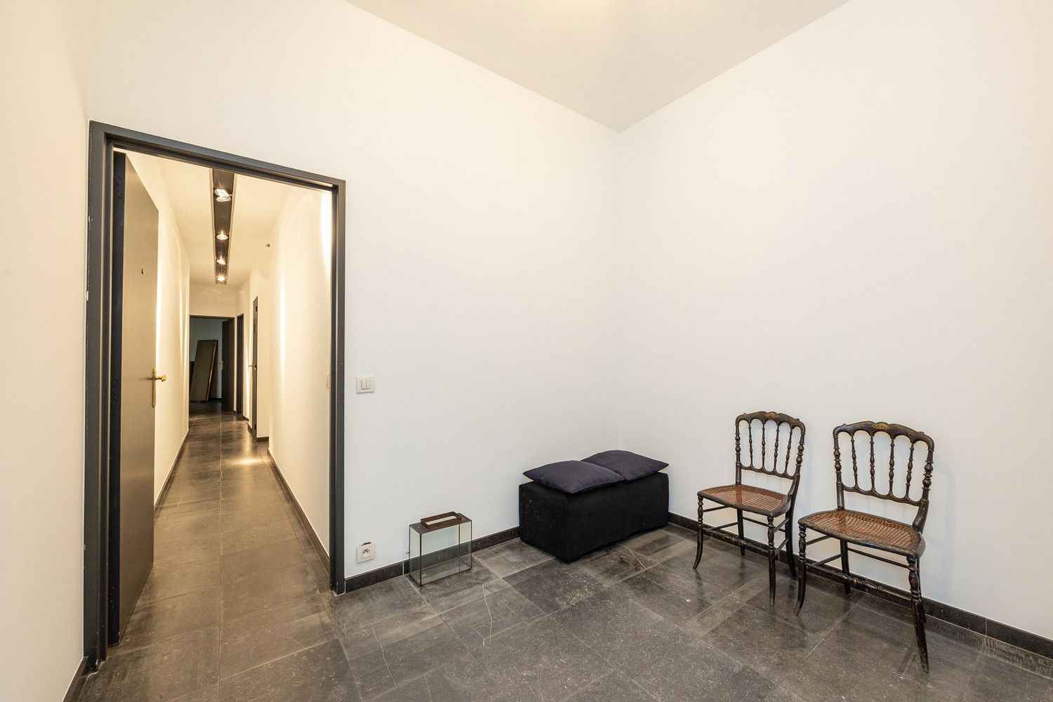 Gelijkvloers appartement  101m² met buitenruimte 20m² en ruime kelder op toplocatie aan het Mechelseplein in hartje Antwerpen foto 6