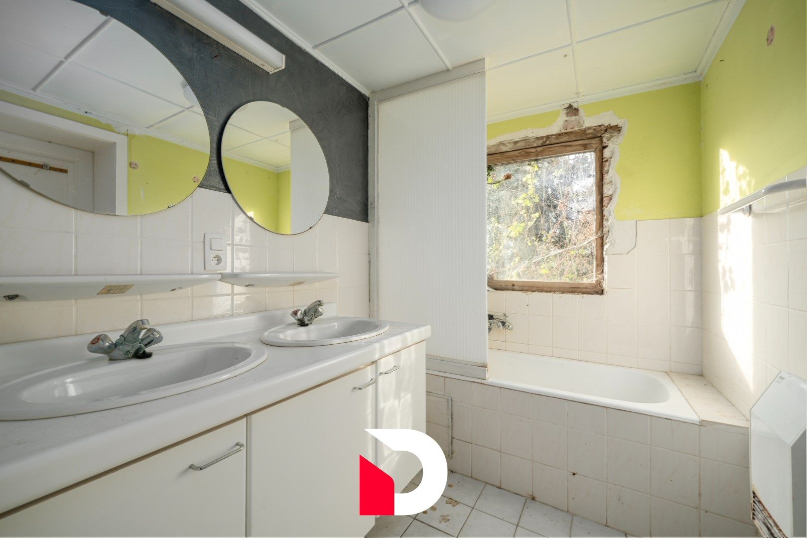 Uiterst charmante en te renoveren woning met weiland aan Merkenveld bos te Zedelgem  foto 14