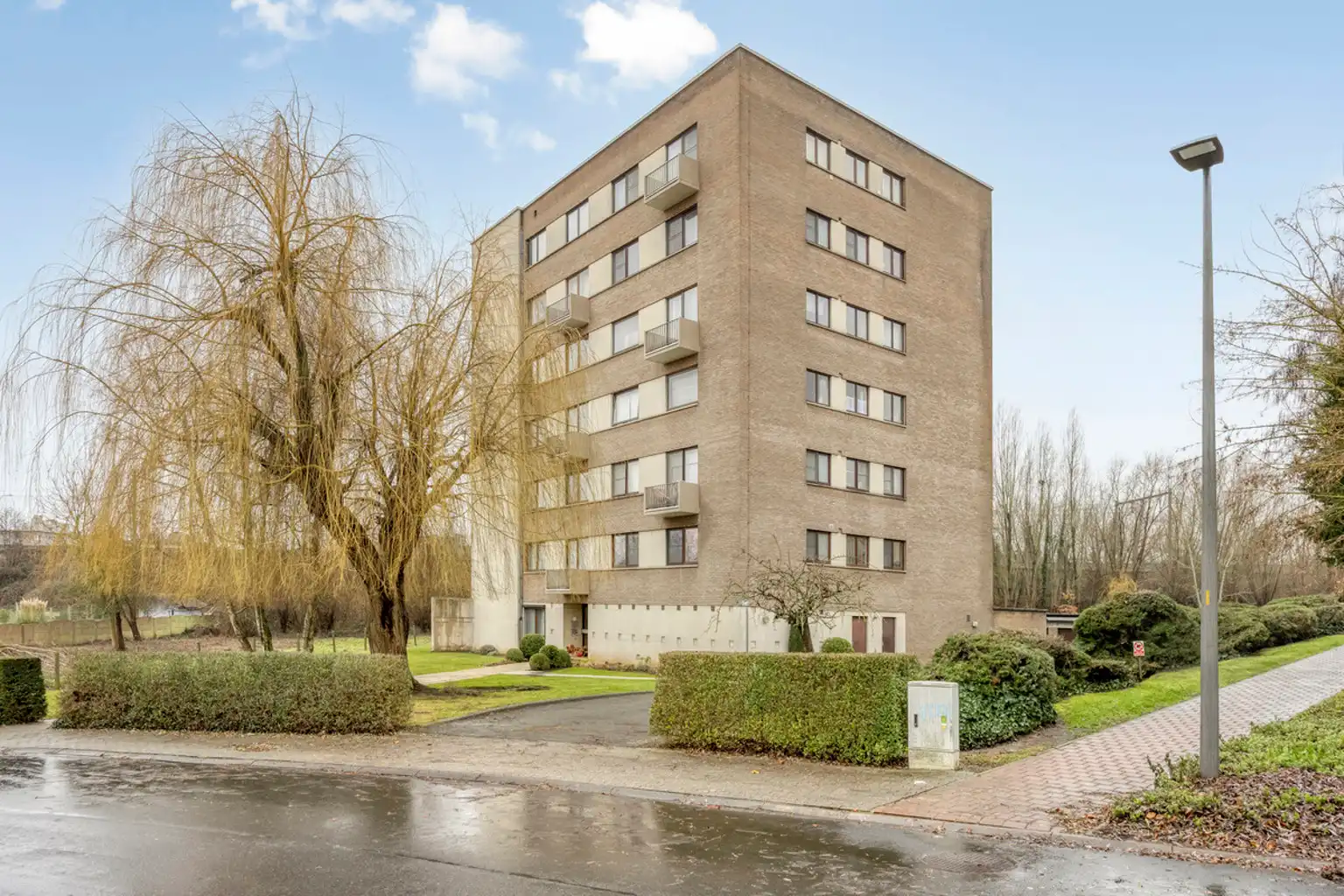 Hoofdfoto van de publicatie: Gerenoveerd 3-slaapkamerappartement met staanplaats