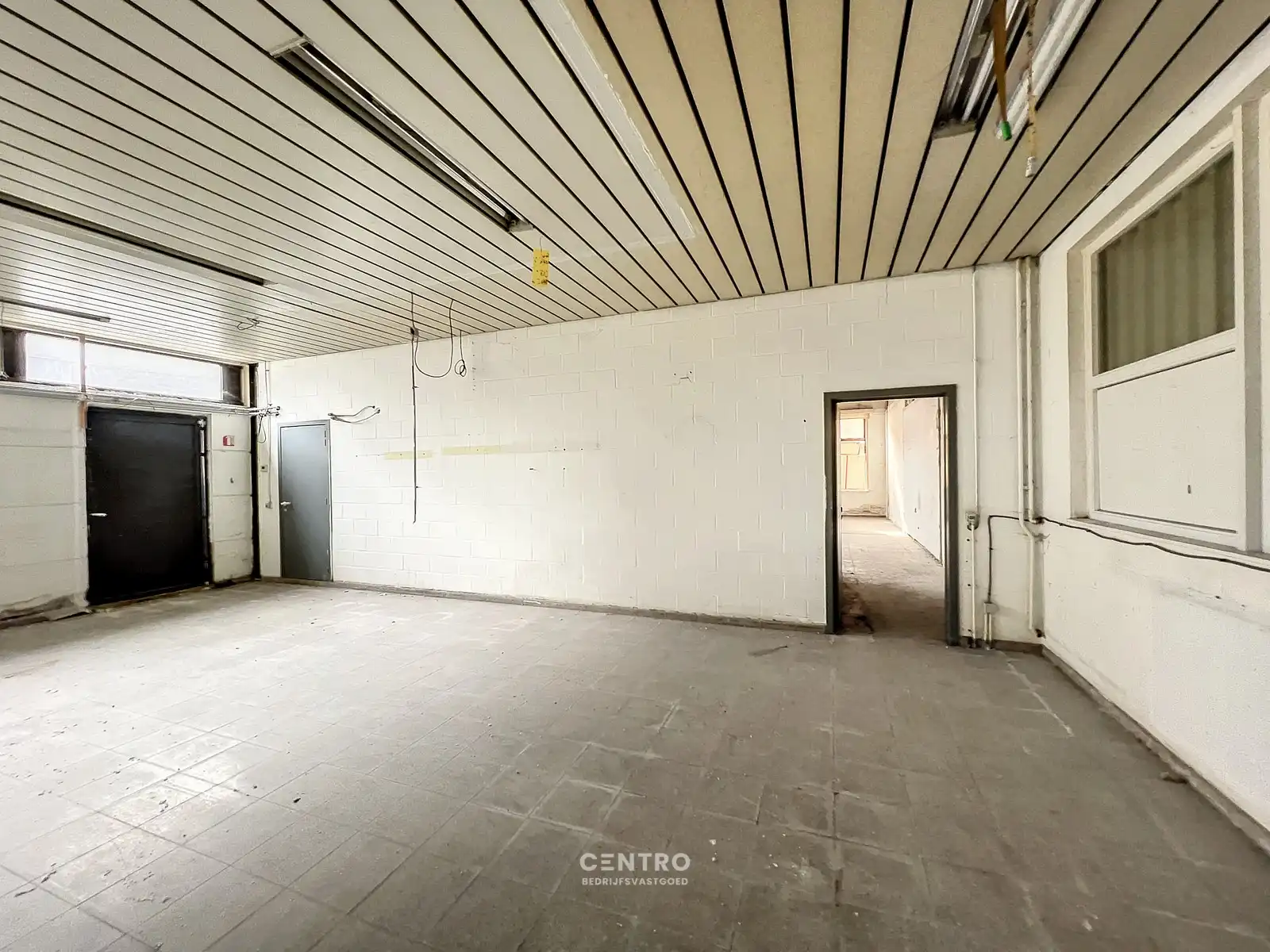 Goed gelegen LOODS/WERKPLAATS (ca.130m2) met  sectionaalpoort en 2 parkeerplaatsen te RUMBEKE. foto 6