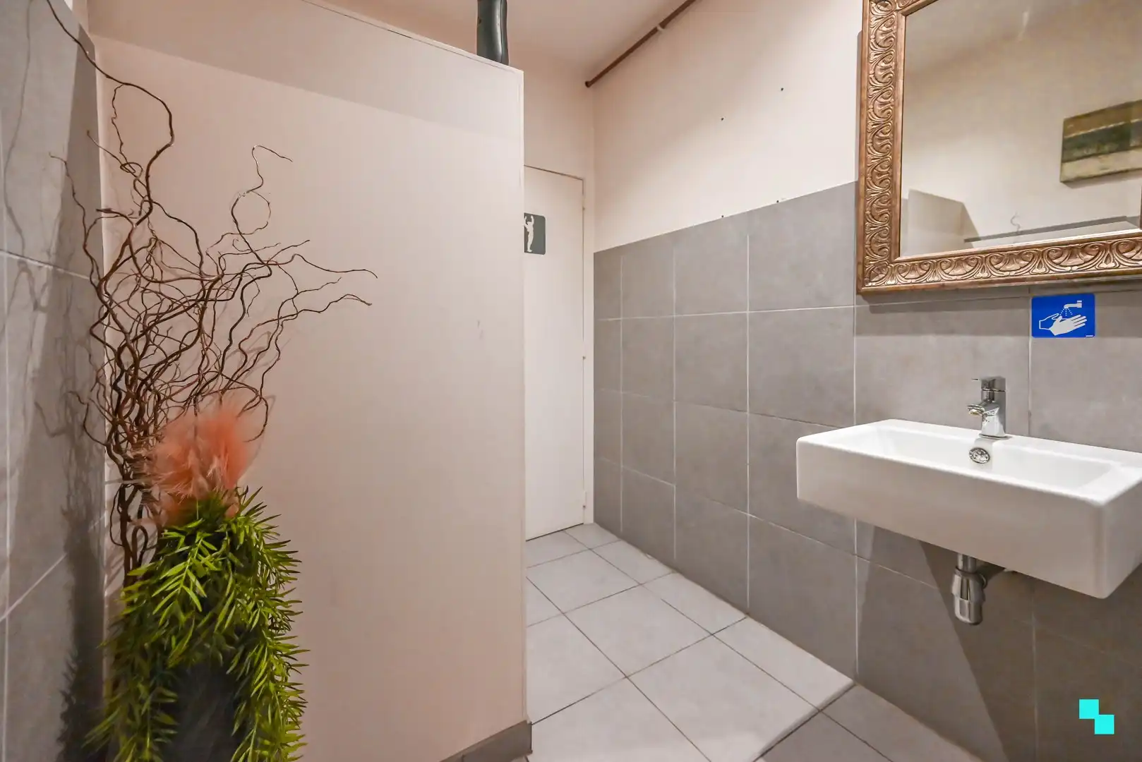 Uiterst commercieel gelegen handelspand foto 17