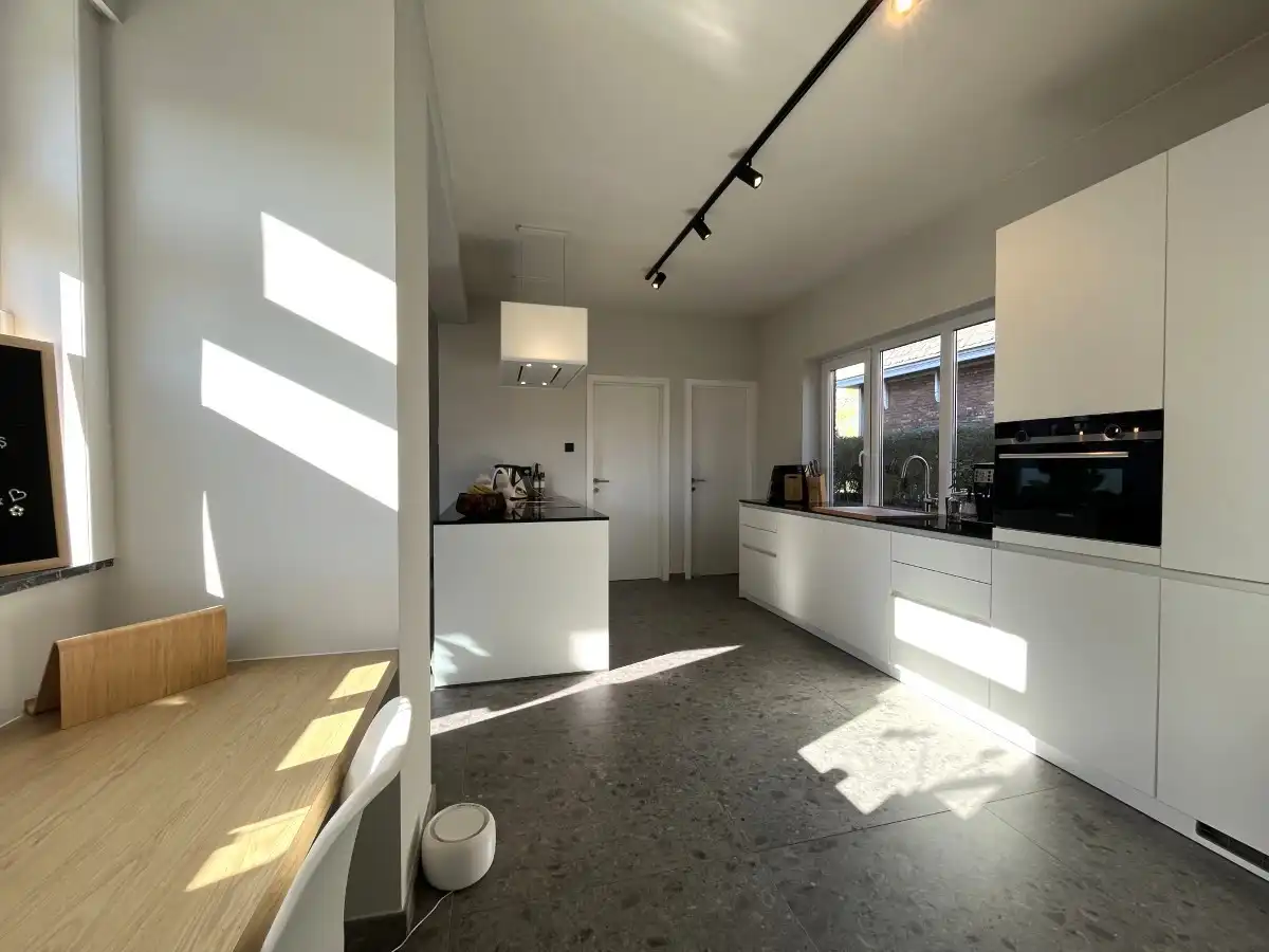 Izegem - Volledig gerenoveerde open bebouwing met zonnige tuin foto 9