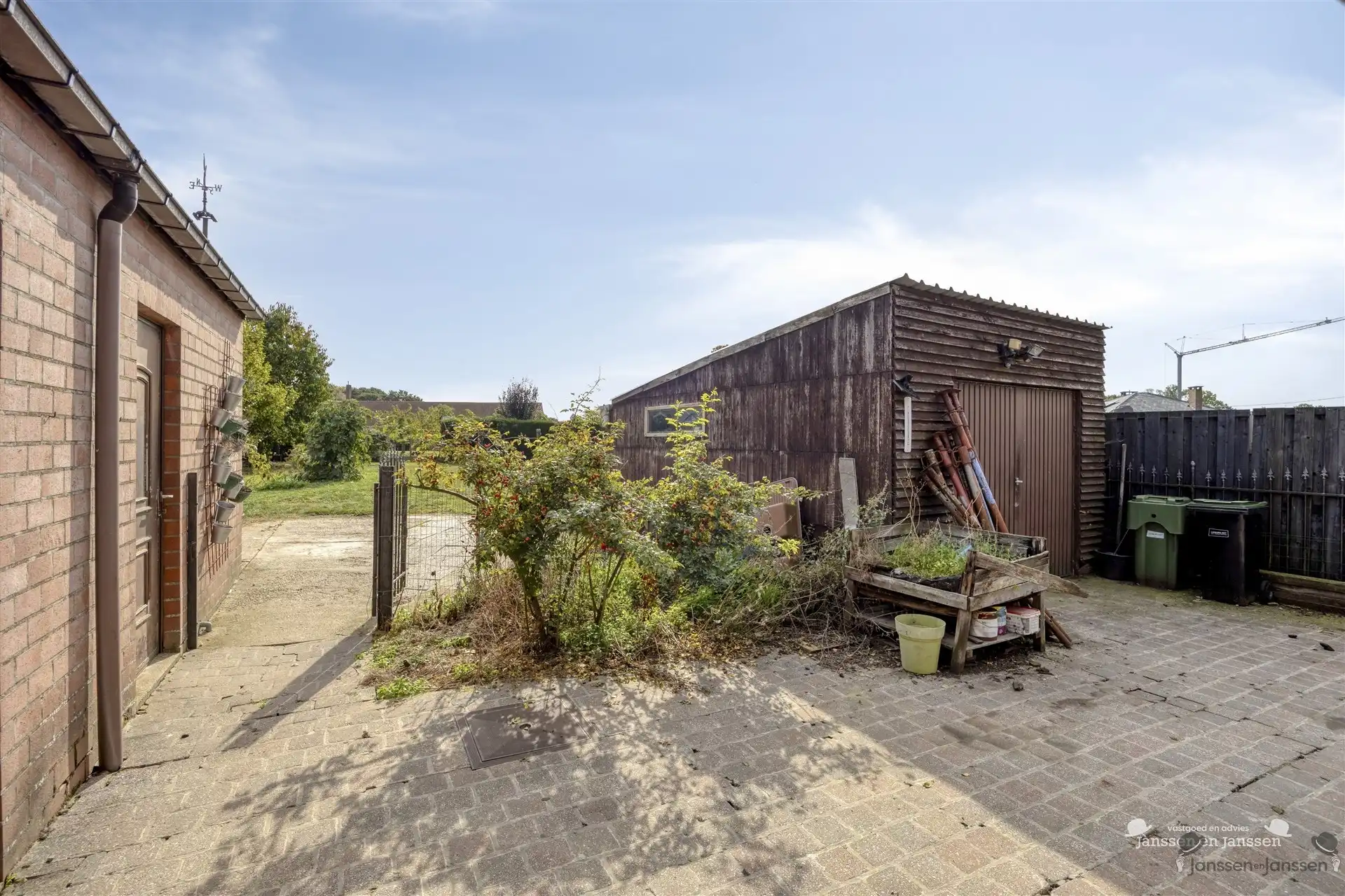 Rustig gelegen bungalow met grote tuin foto 17