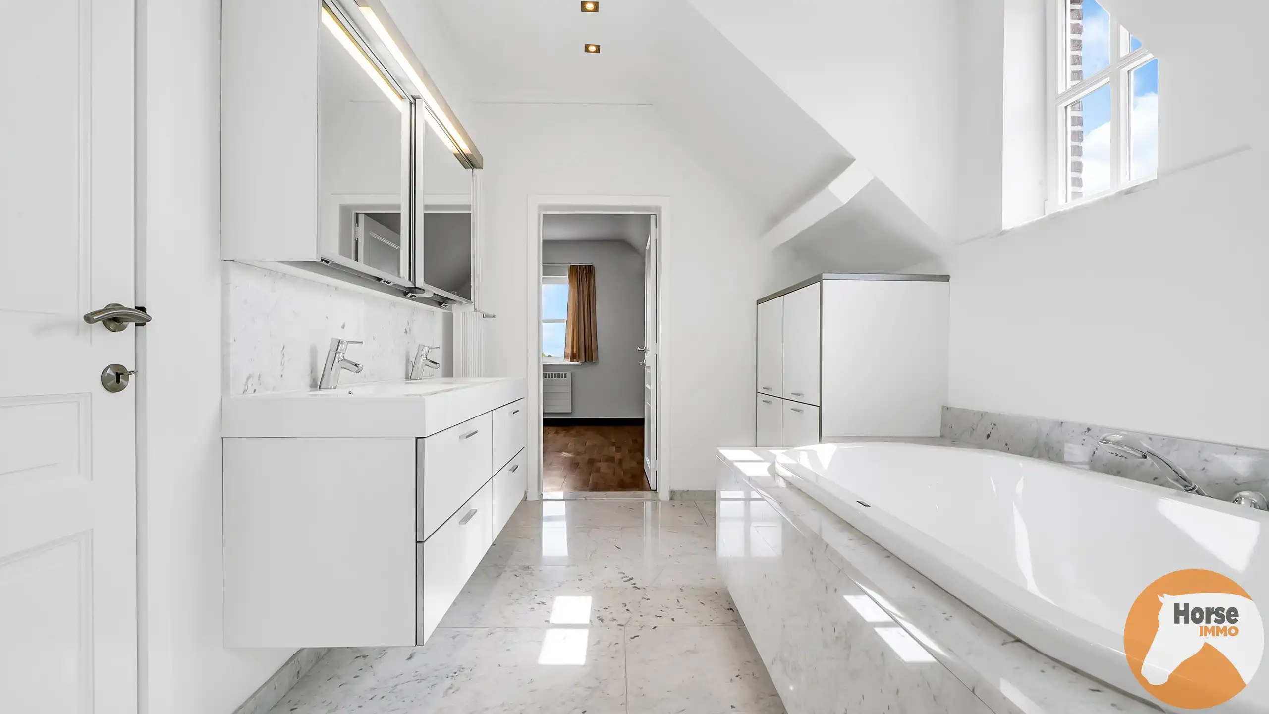 MEISE  – Landelijke woning met 3 loodsen op prachtig perceel foto 16