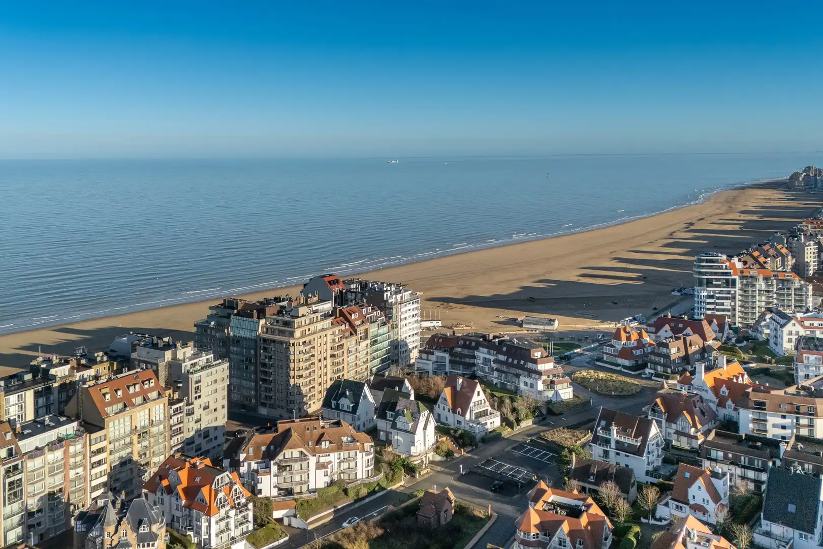 Ruim 4-slaapkamerappartement vlakbij de zee en RBSC in Duinbergen. foto 5