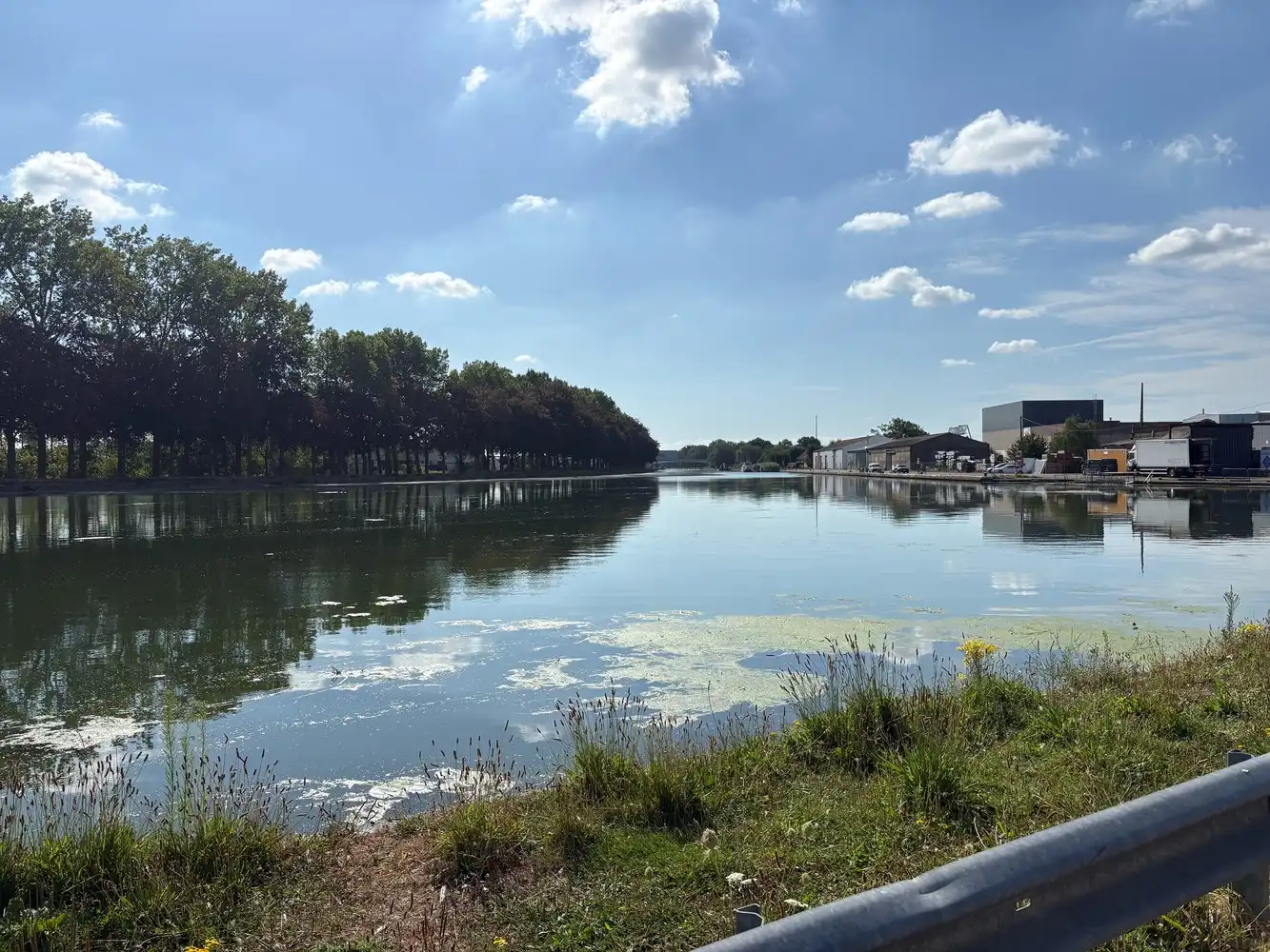 Prachtig recent appartement (3 slk + terras) met parking en berging op rustige locatie aan het kanaal. foto 3