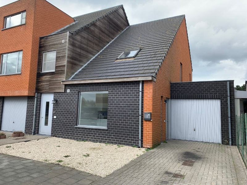 Halfopen woning met 3 slaapkamers, tuin en garage in Eeklo! foto 1