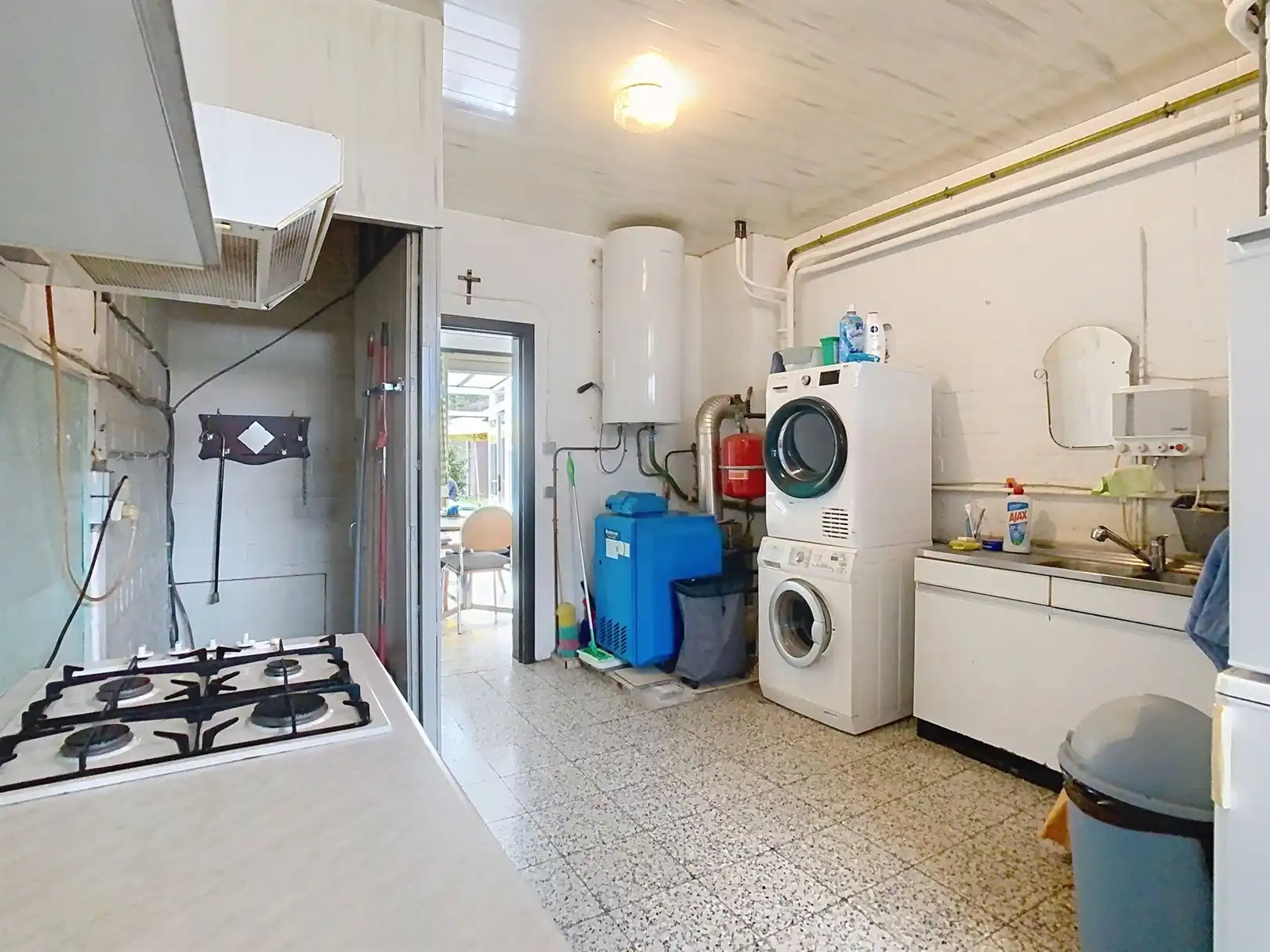 Op te frissen 3-gevel met vrijstaande garage foto 16