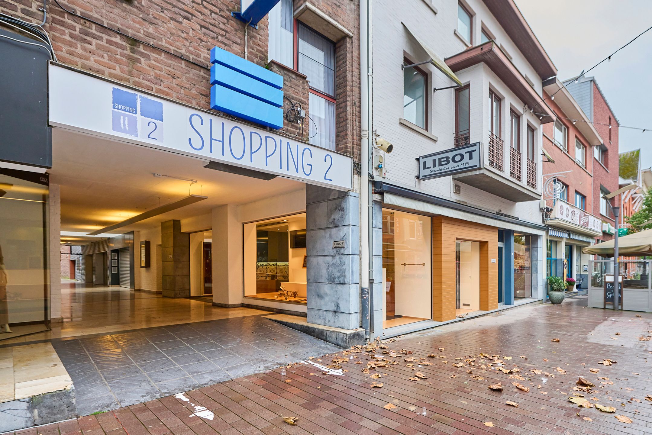 TE KOOP: Commerciële ruimte met woonst Genk centrum foto 17