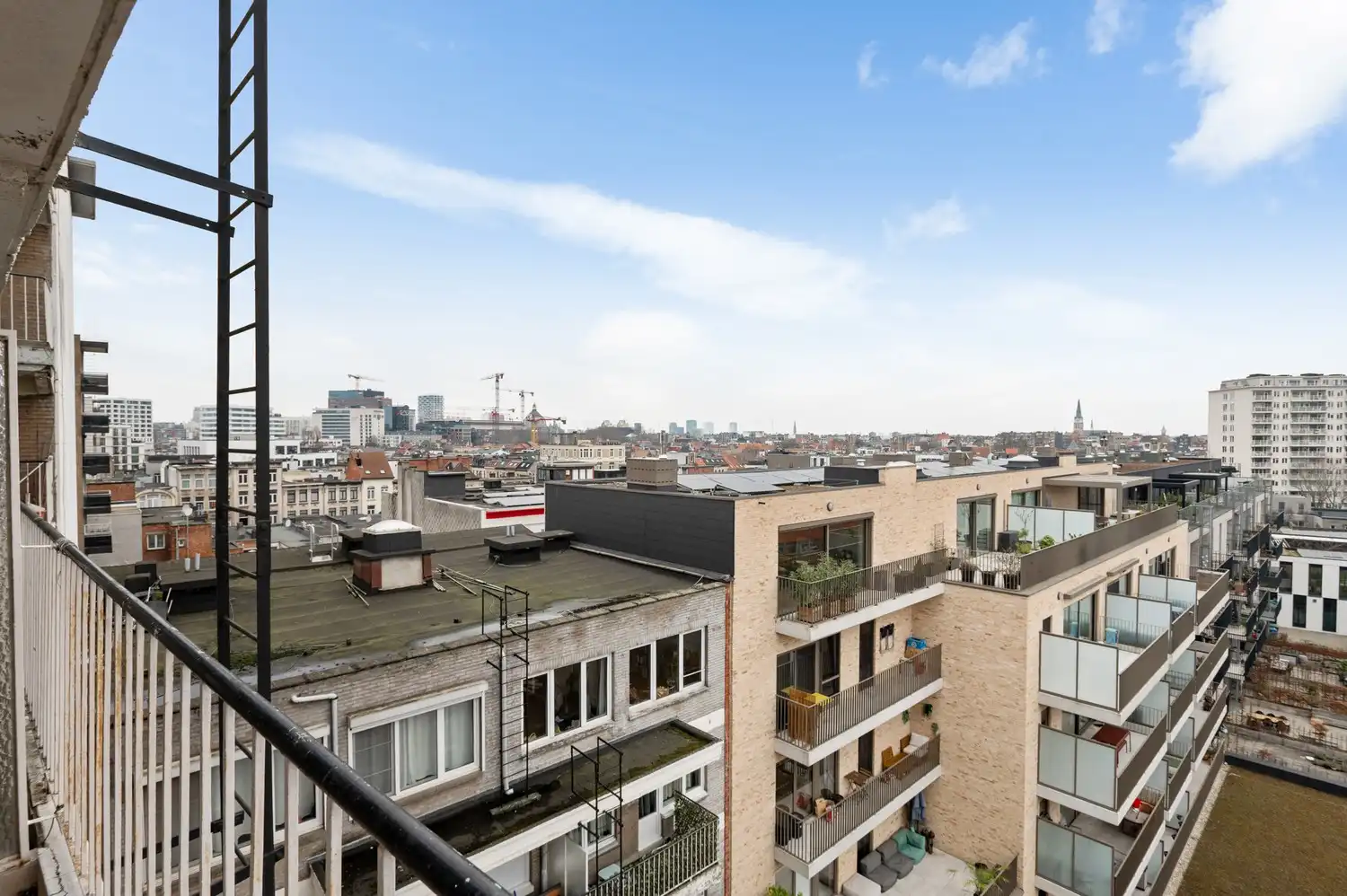 Gerenoveerd appartement met 2 slaapkamers en staanplaatsen te Antwerpen! foto 14