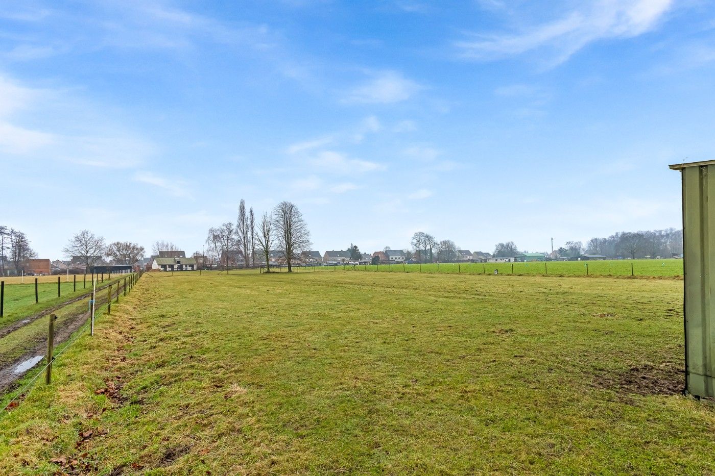 Mooi stuk weiland met 4 paardenstallen en rijpiste van ruim 1,5 hectare te koop in Hoevenen foto 21