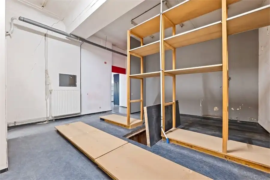 RUIME HANDELSRUIMTE TE HUUR OP DE GROTE MARKT IN SINT-TRUIDEN foto 23