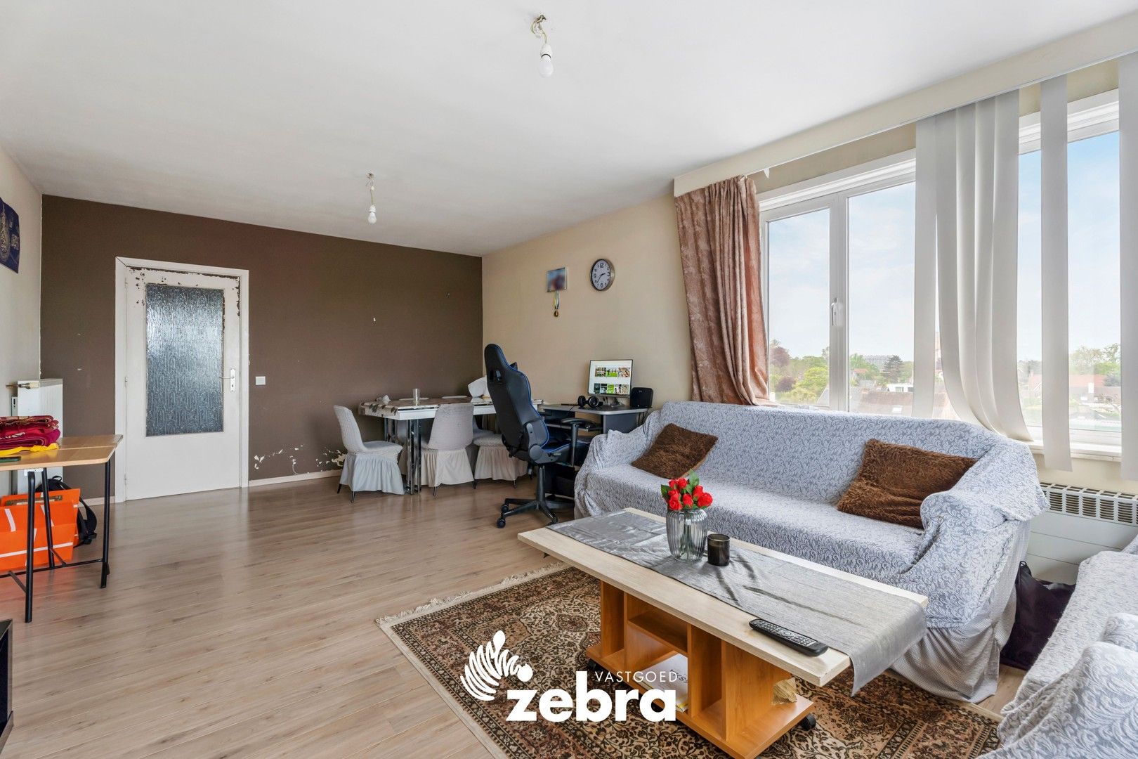 Licht op te frissen appartement op een centrale ligging te Roeselare! foto 3