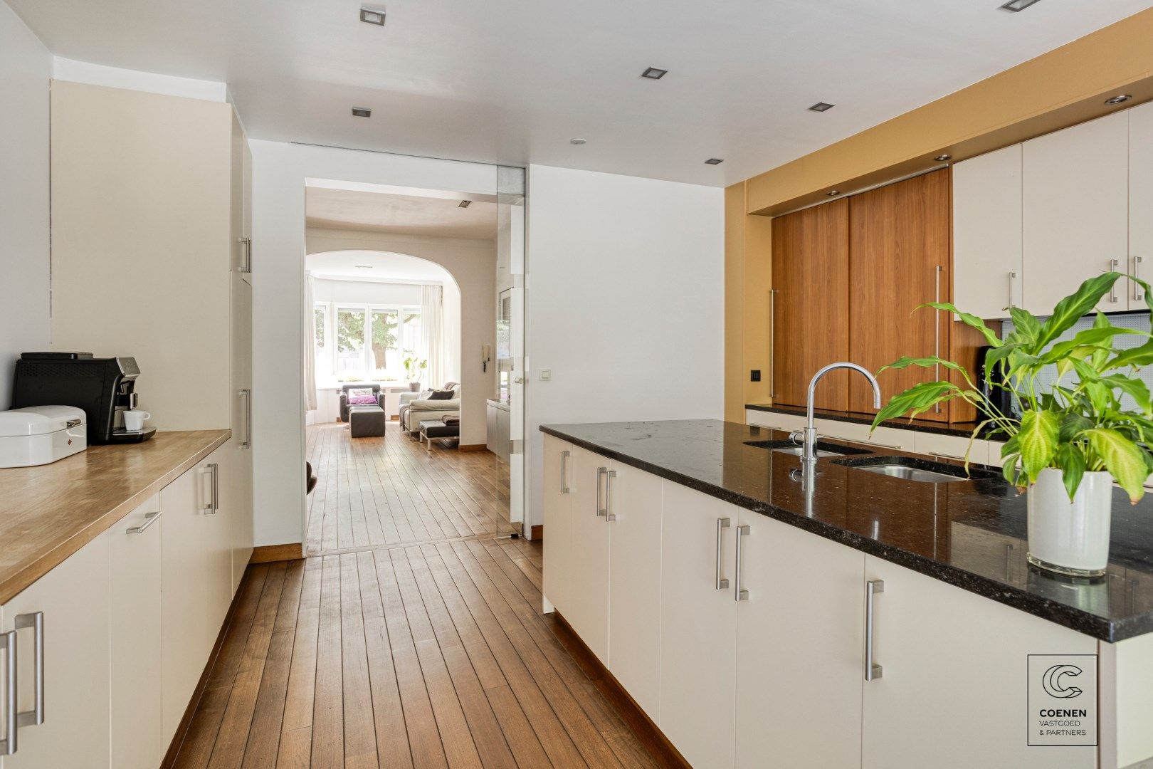 Instapklaar herenhuis van 241 m² met drie slaapkamers, gelegen in Mortsel! foto 5