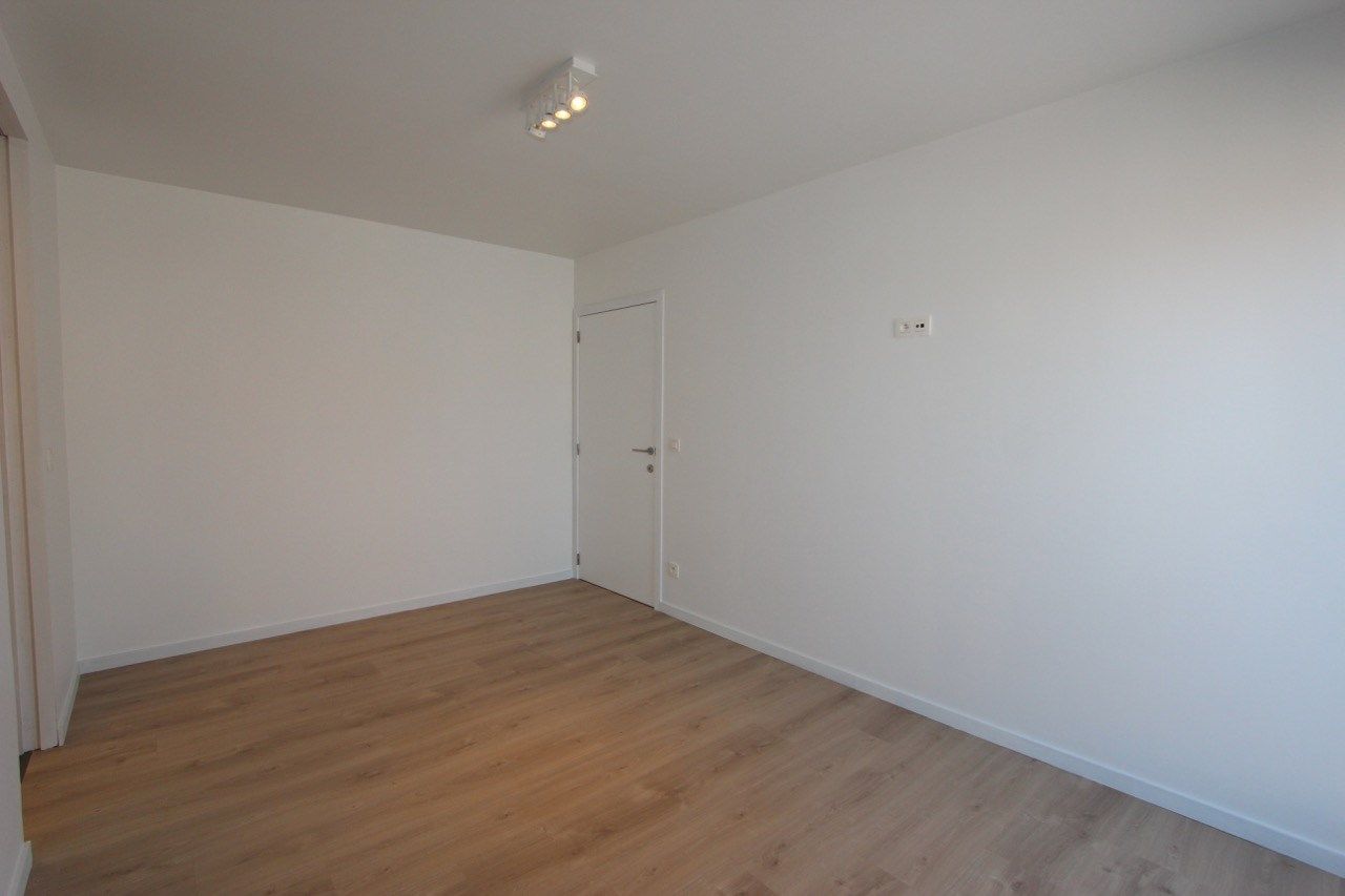 ONGEMEUBELD: Integraal gerenoveerd 2-kamer appartement te Lippenslaan voorzien van 2 ruime zonneterrassen.  foto 11